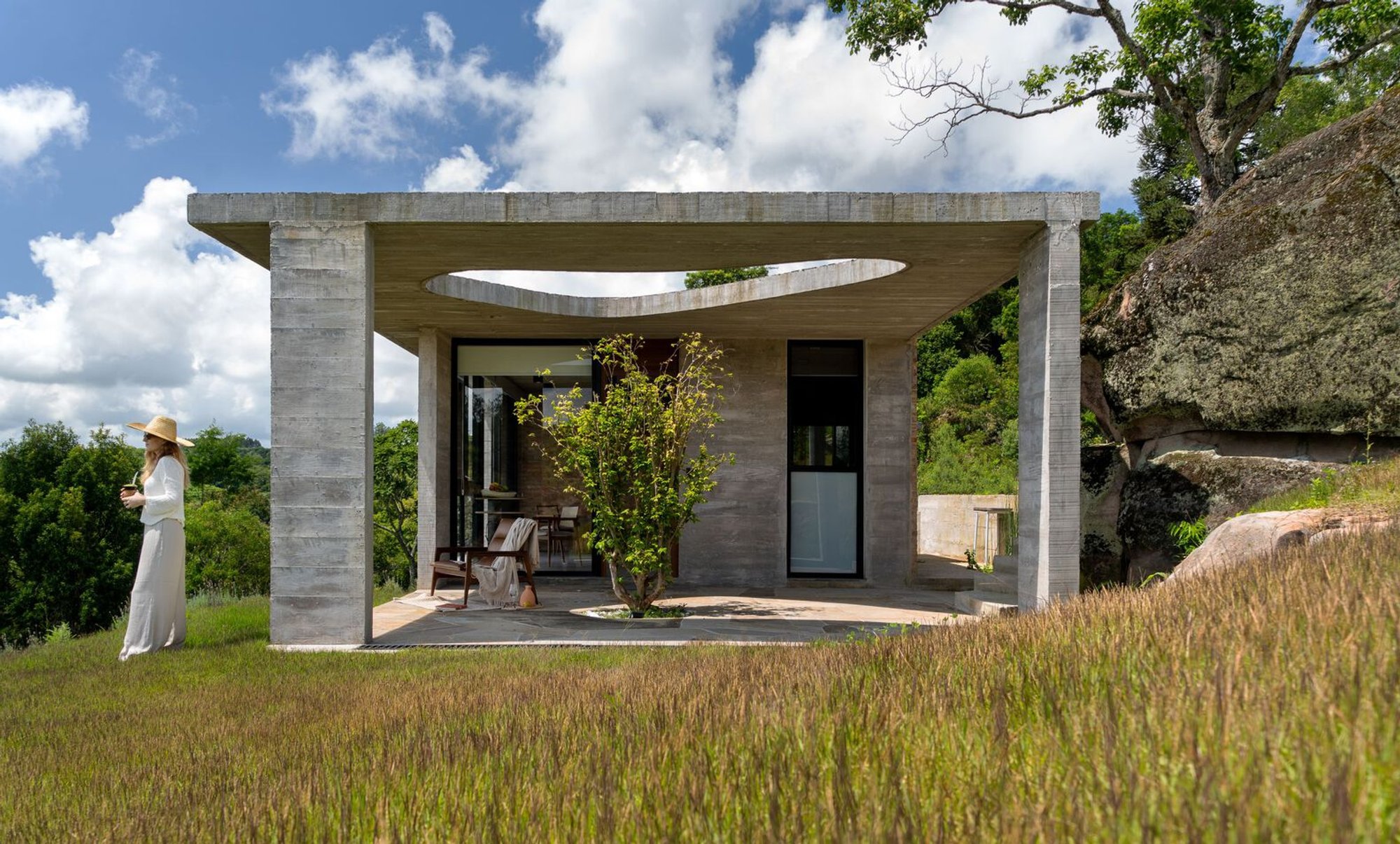 Vale da Lua Cabin by Corteo Arquitetos: A Serene Mountain Retreat in Pinto Bandeira, Brazil