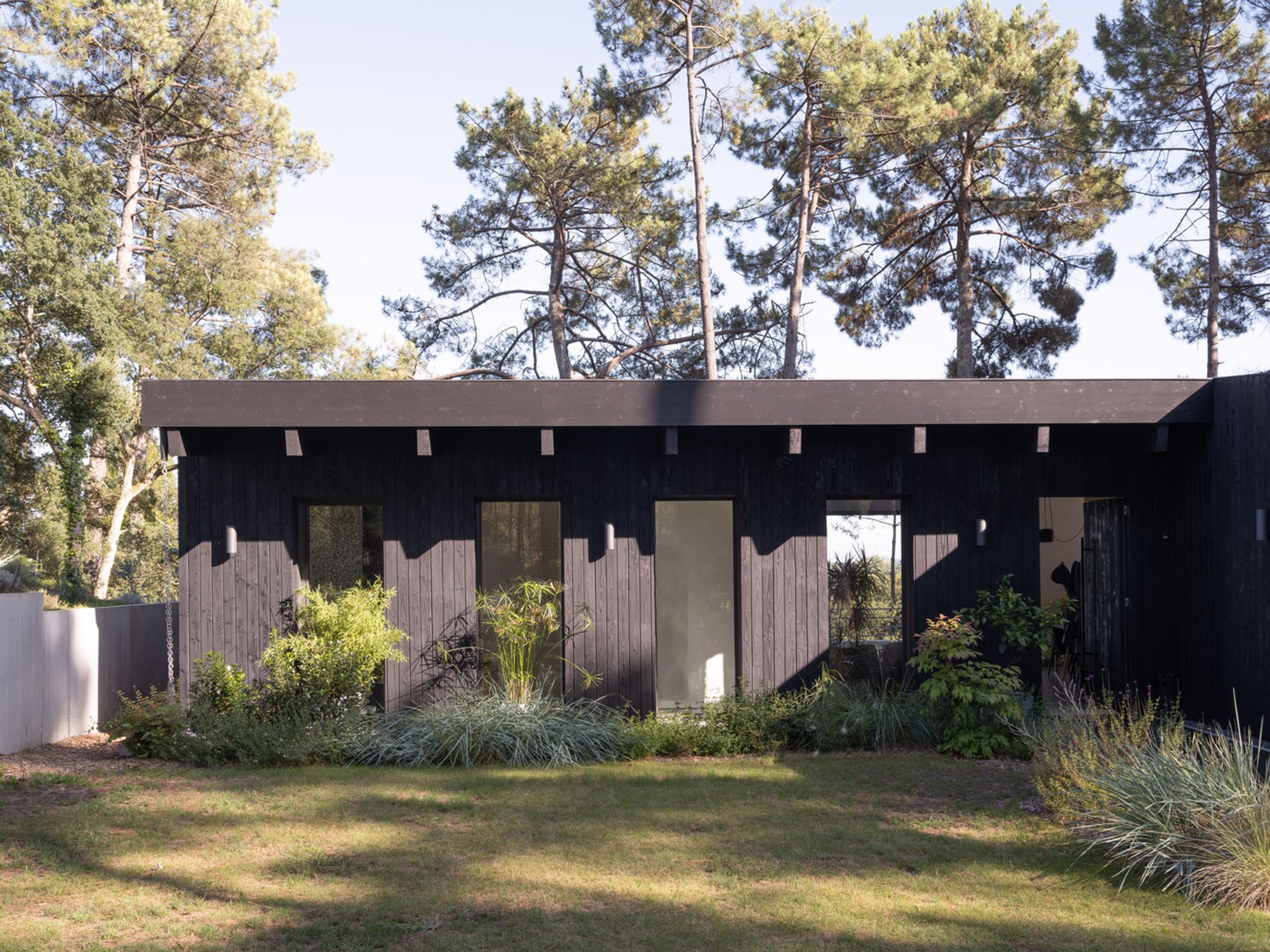 H House by Margot Aurensan Architecte: A Contemporary Residence Rooted in Landscape and Simplicity
