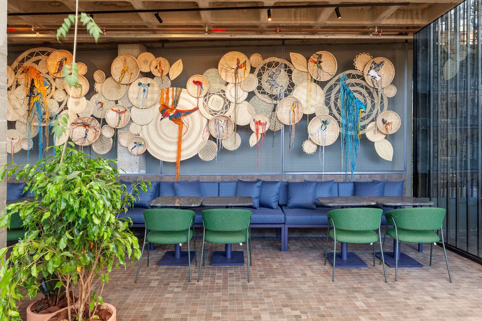 Glass Bar at CASACOR Minas 2024 by Balsa Arquitetura: A Harmony of Glass, Light, and Texture