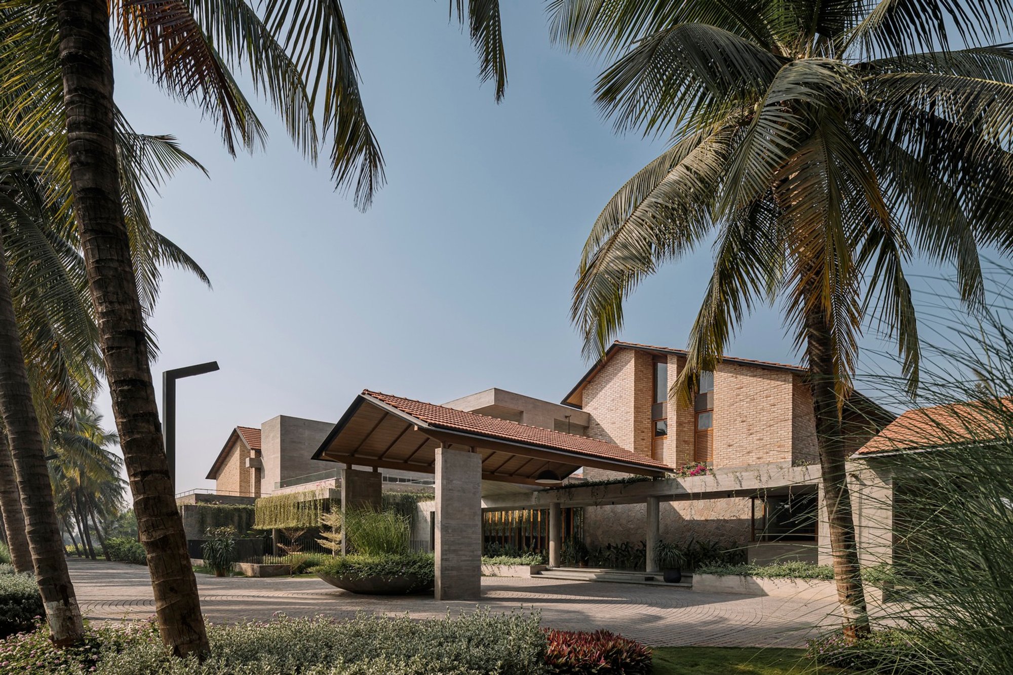 Retreat Home: A Contemporary Family Sanctuary in Surat by Neogenesis+Studi0261