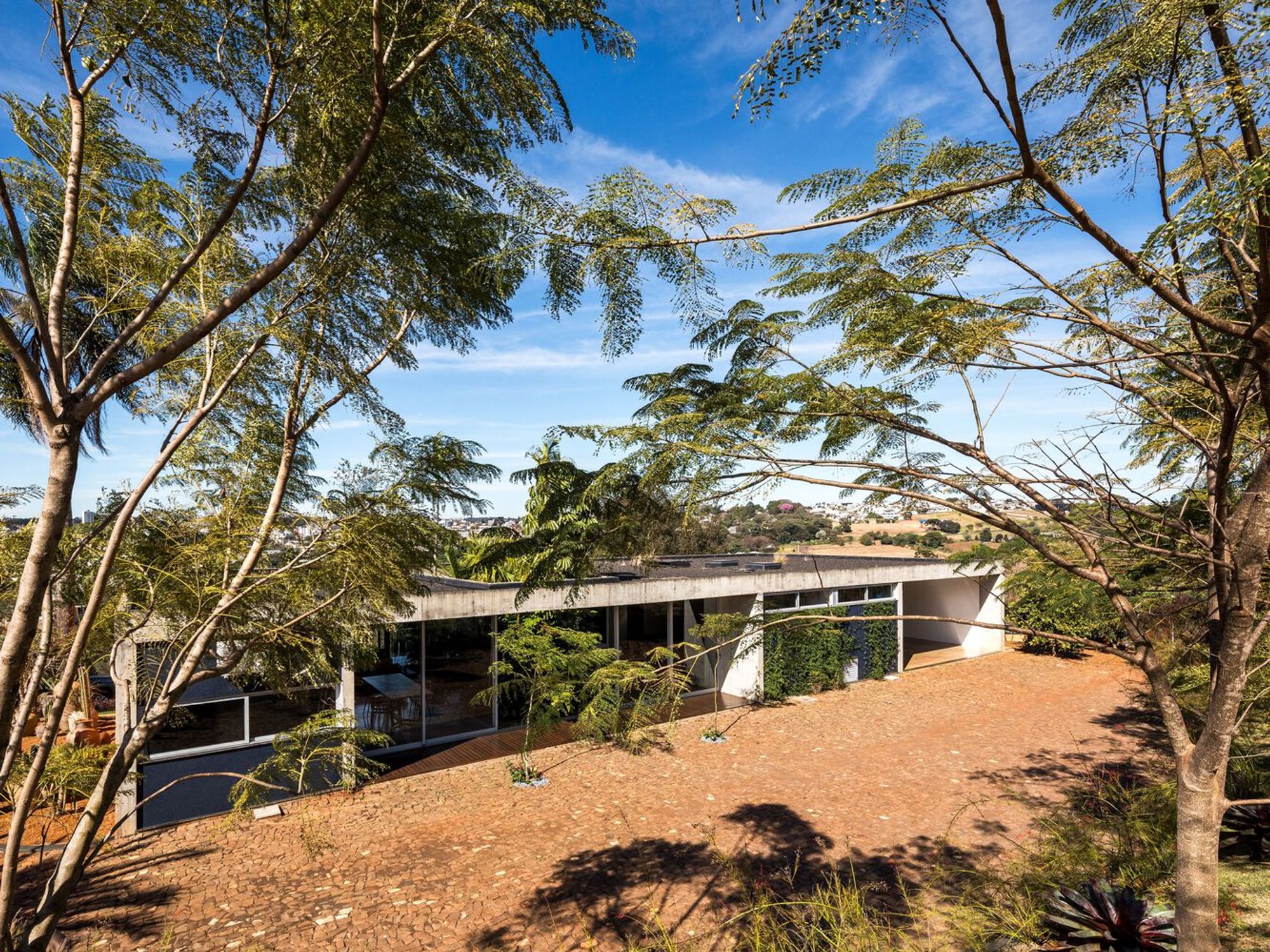 MS House by Michel Macedo Arquitetos: A Contemporary Urban Retreat in Pato Branco, Brazil