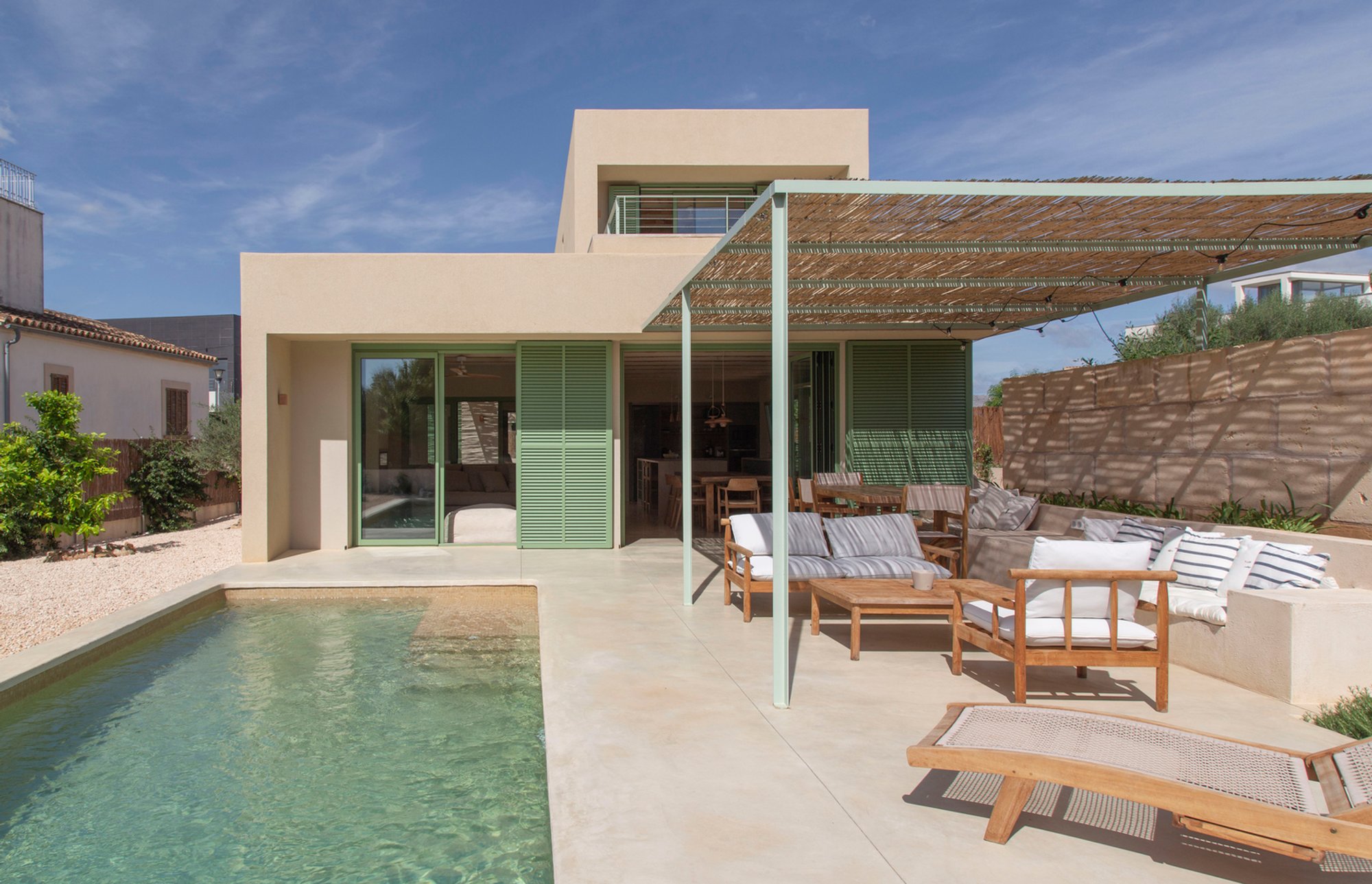 House in Mallorca by Dom Arquitectura: Seamless Indoor-Outdoor Living in Alcudia