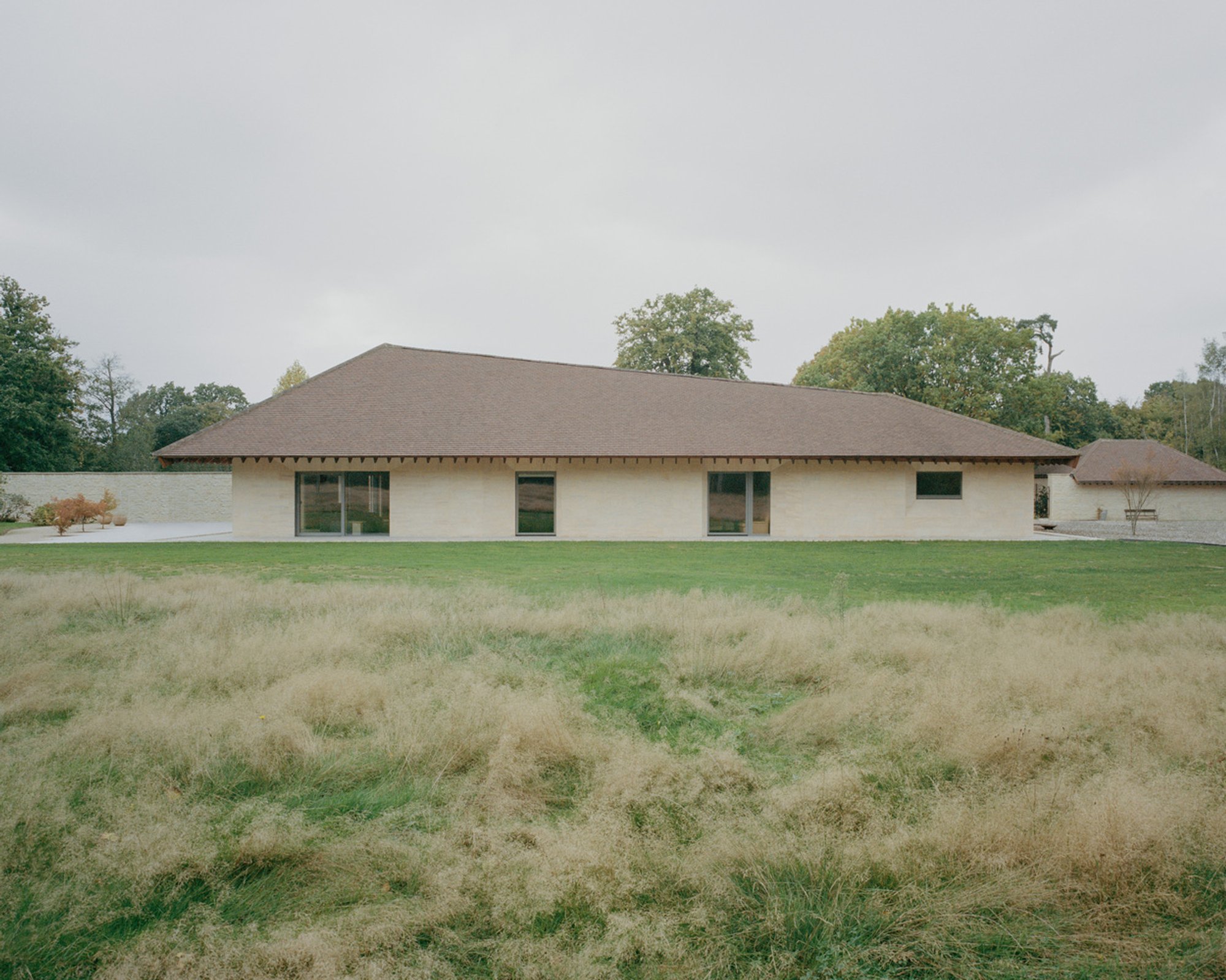 A Harmonious Retreat: Eavesdrop House by Tom Dowdall Architects