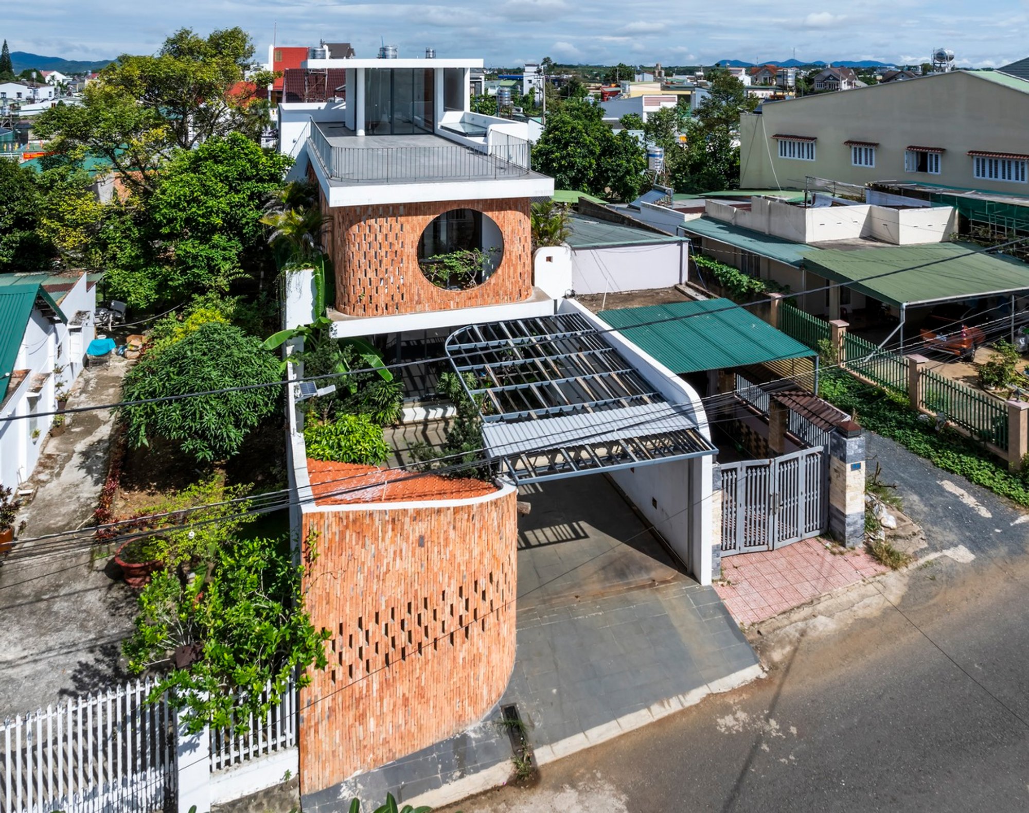 Khang’s House by The Bloom: A Modern Eco-Friendly Family Residence in Bảo Lộc, Vietnam