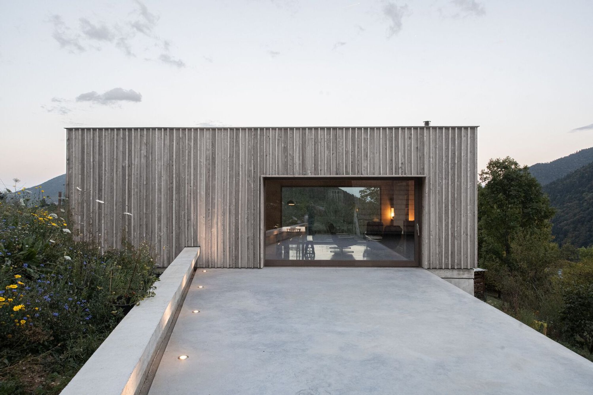 Saint-Andéol Mountain House Renovation and Landscape Extension by Banquet Architects – A Contemporary Alpine Retreat Rooted in Nature