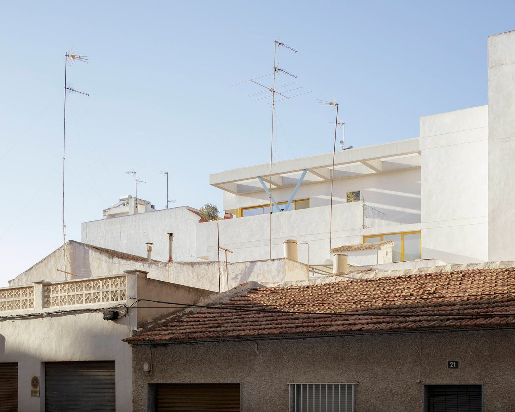 House in Guardamar del Segura by Bernardo Cerrato: Innovative Design for Narrow Urban Plots