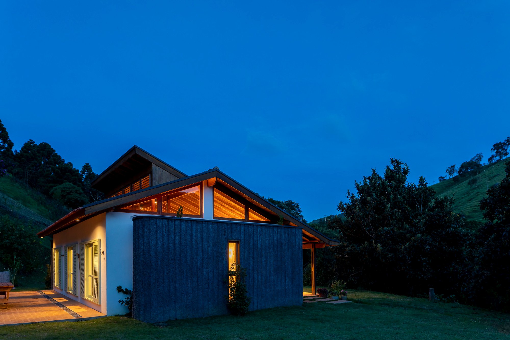 Black Stone House by vapor arquitetura