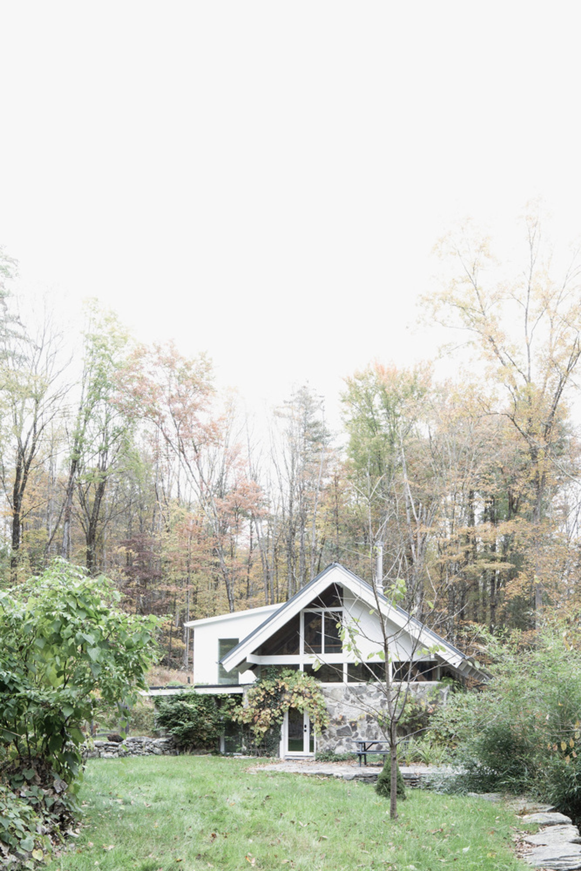 M Residence by TAKATINA: A Serene Mid-Century Renovation in the Hudson Valley