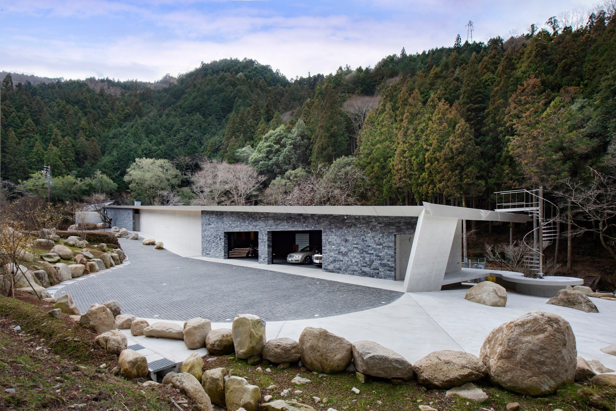 Villa K: Timeless Concrete Architecture in Dialogue with Forest and River by
KIRYU ATELIER + T Architects Co.