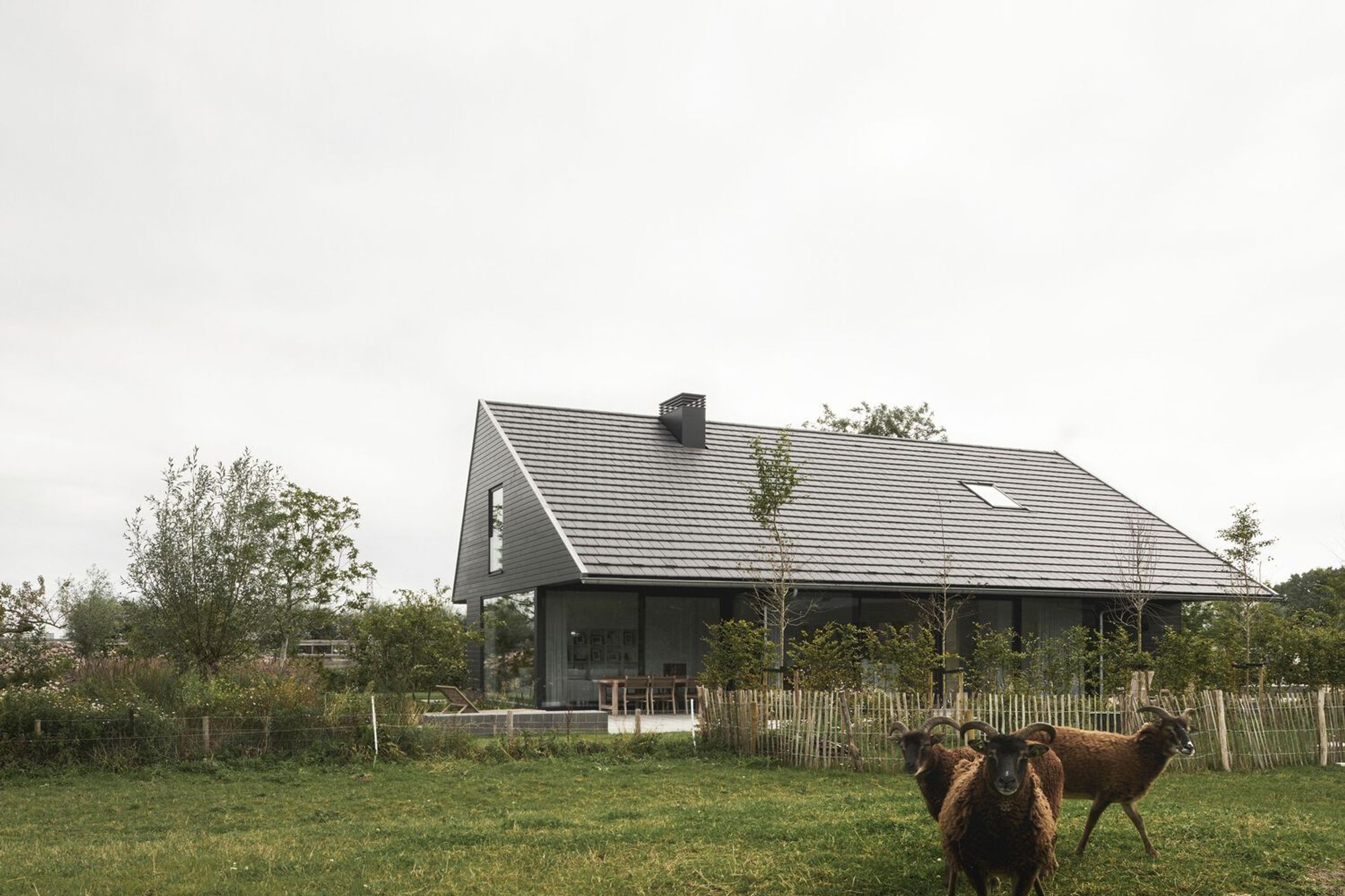 Villa Ruwiel by Studio Vincent Architecture: A Contemporary Barn-Inspired Energy-Neutral Home in Breukelen