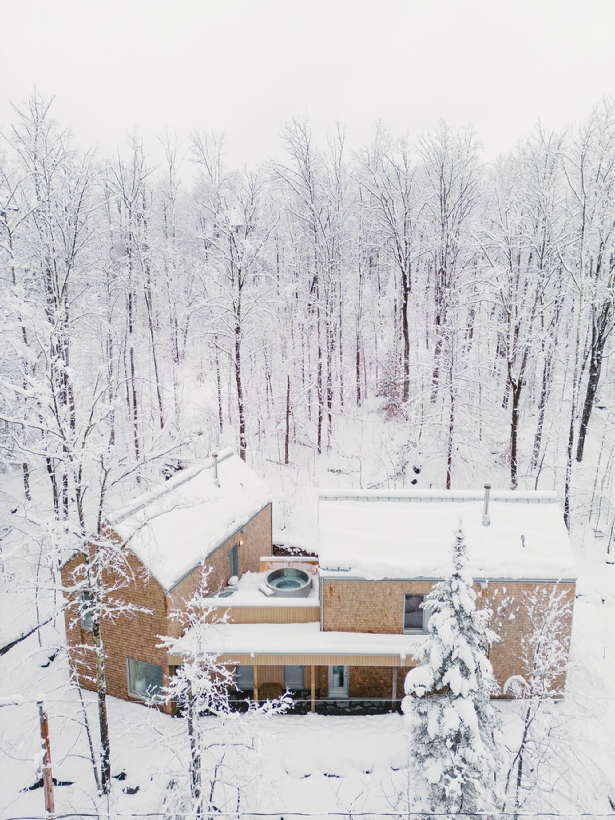Les Frères Tino House: A Contemporary Twin Chalet Retreat in Orford by Quinzhee Architecture