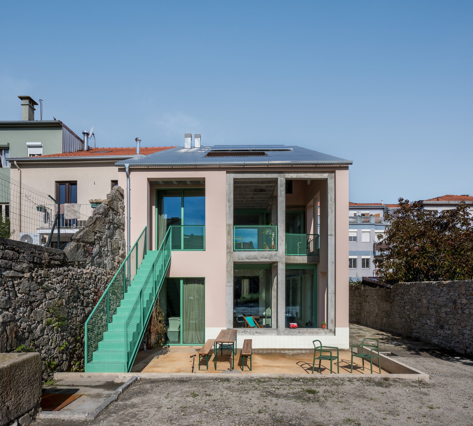 House Atelier by oitoo: A Sustainable Renovation Integrating Work and Home in Porto