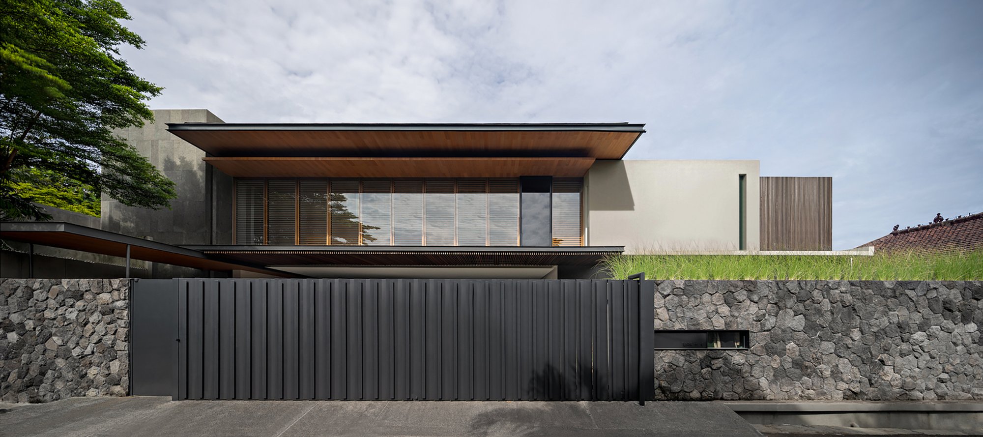 EA Residence by Jettaliving: A Luxurious Tropical Home in Jakarta