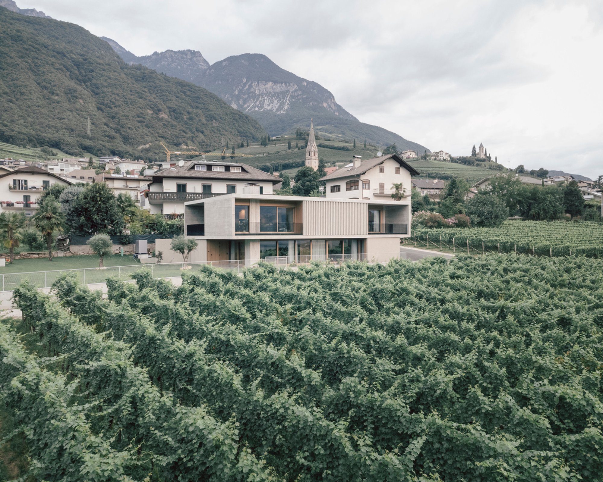 House Zöggeler by Stuflesser Moroder: A Minimalist Concrete Residence Rooted in the South Tyrolean Landscape