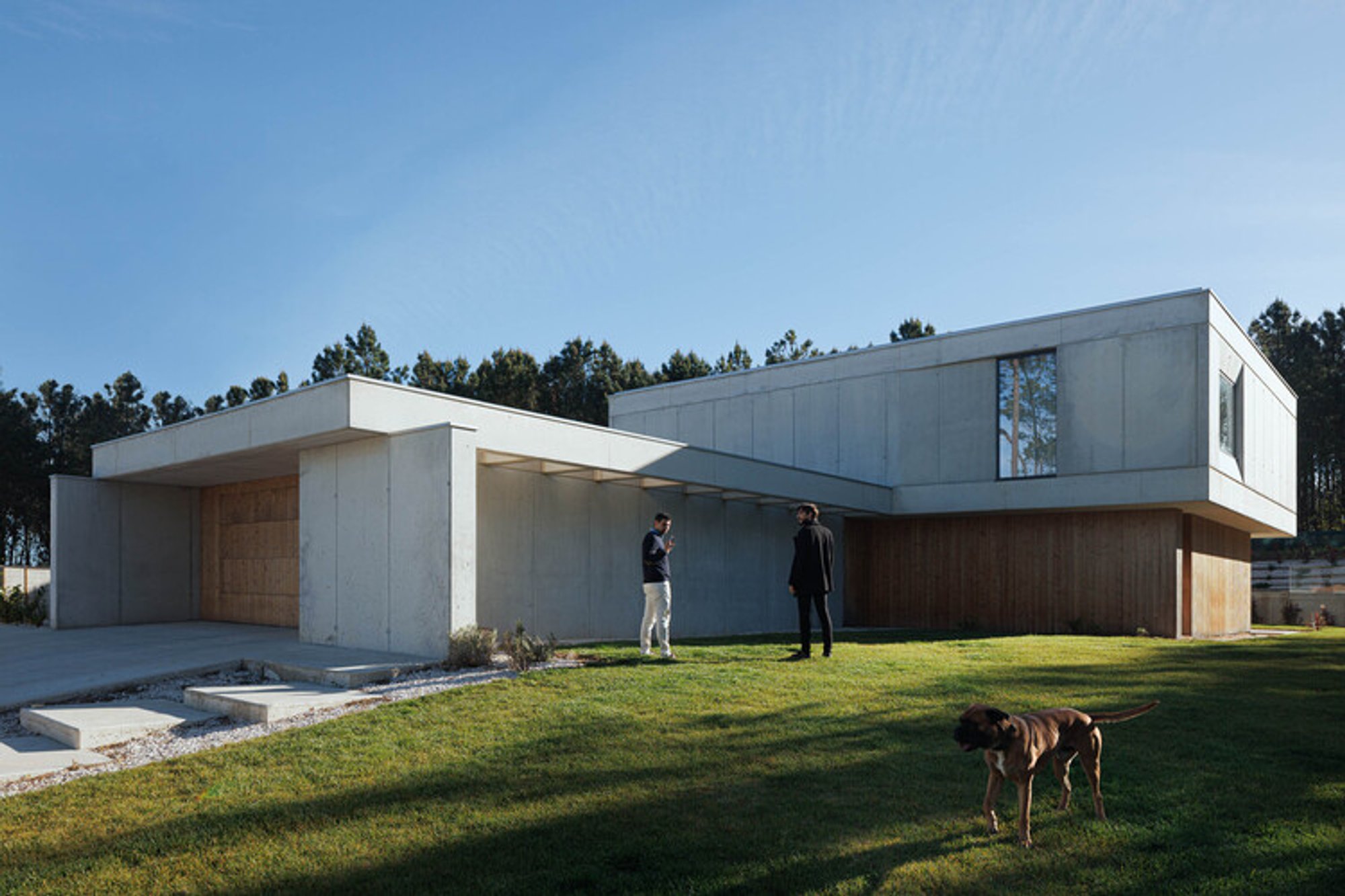 House in Mundão By Um para Um, Arquitectura e Engenharia is a contemporary single-family residence in Viseu, Portugal