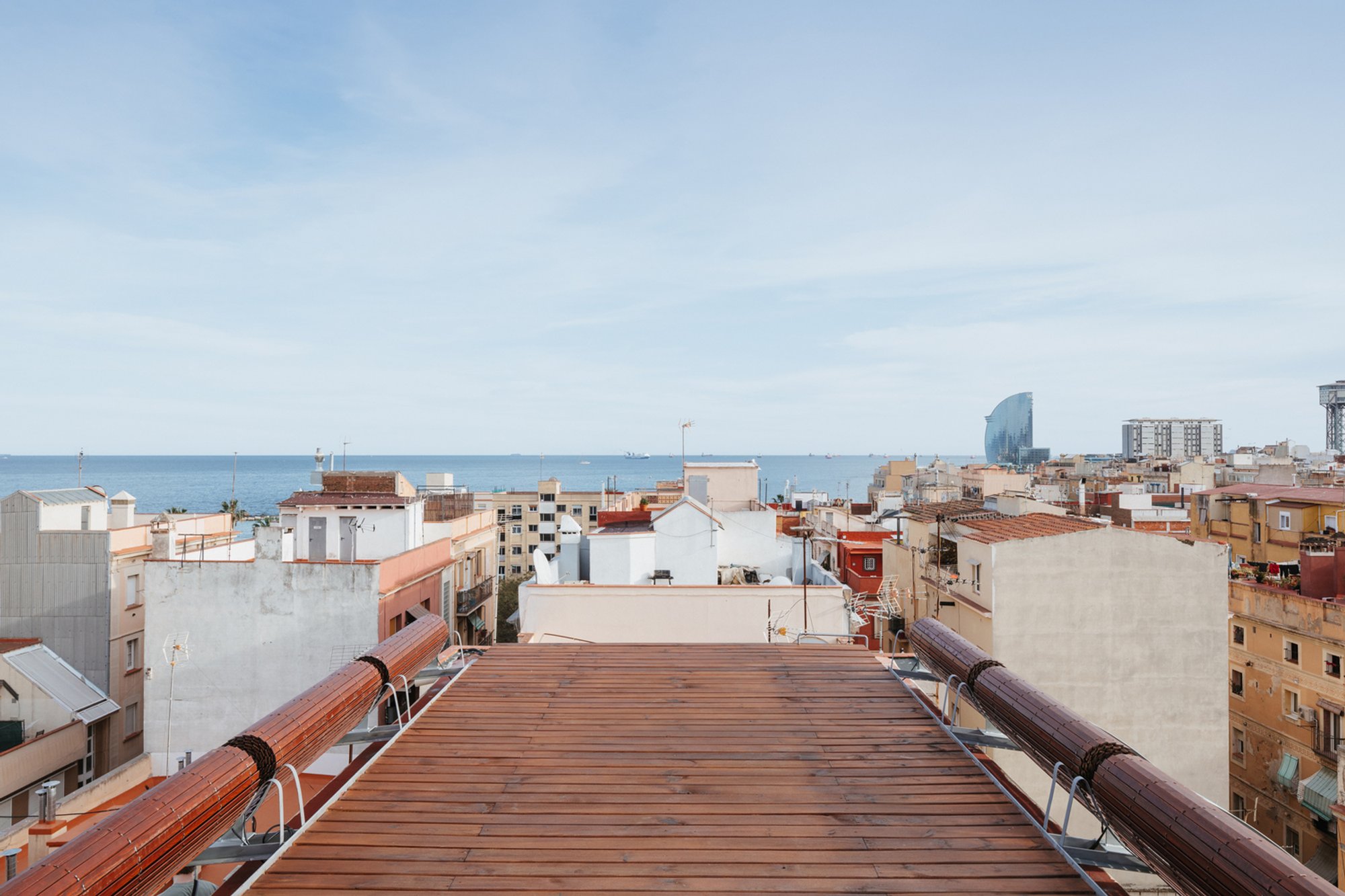 Summer Capsule for a Digital Nomad by Pineda Monedero: Rooftop Innovation in Barcelona