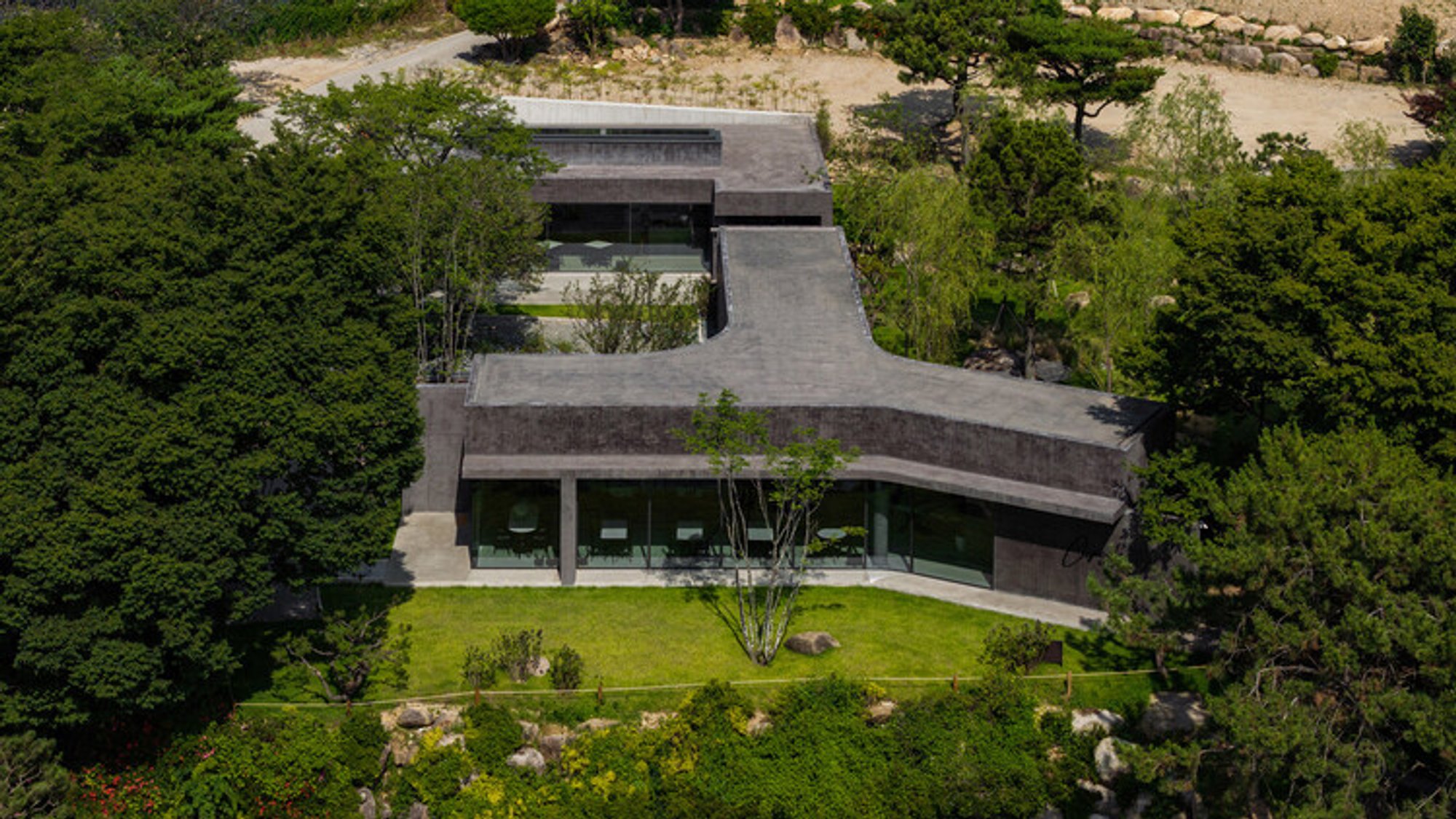 Charcoal Haus by moc architects