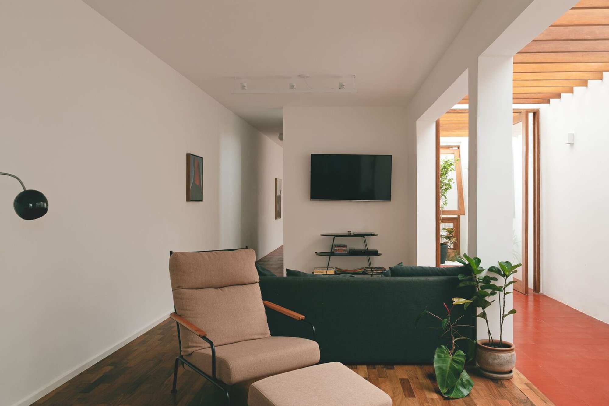 RCL House Renovation in Alto de Pinheiros: A Light-Filled Transformation by entre escalas
