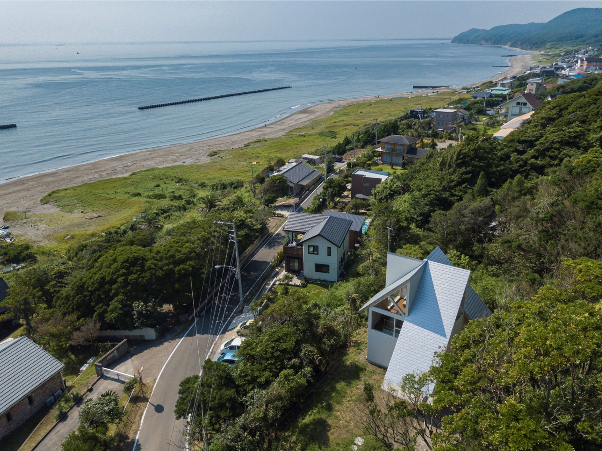 “Futtsu Weekend House by Atelier MEME: A Coastal Retreat of Light and Nature”