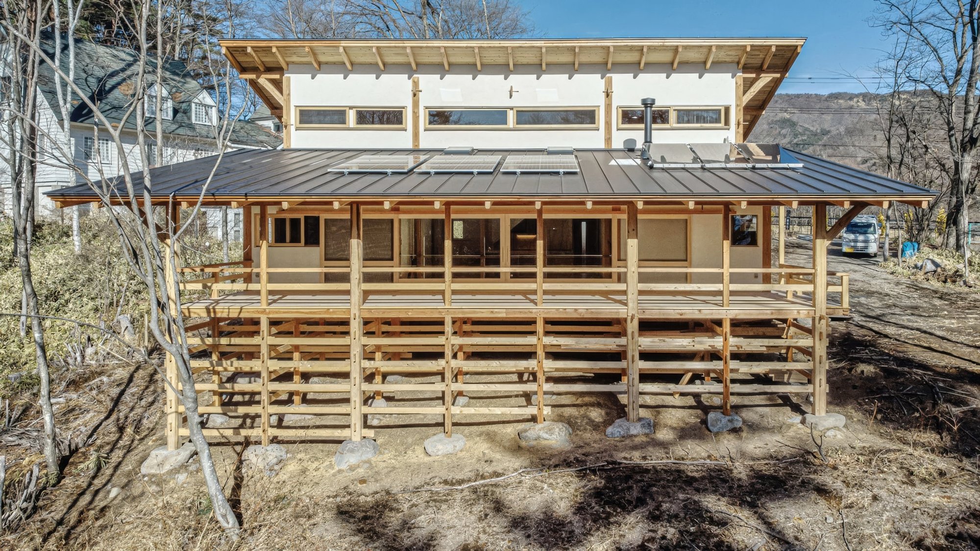 Barefoot Living at the Foot of Mount Yatsugatake: Suashi no Ie House