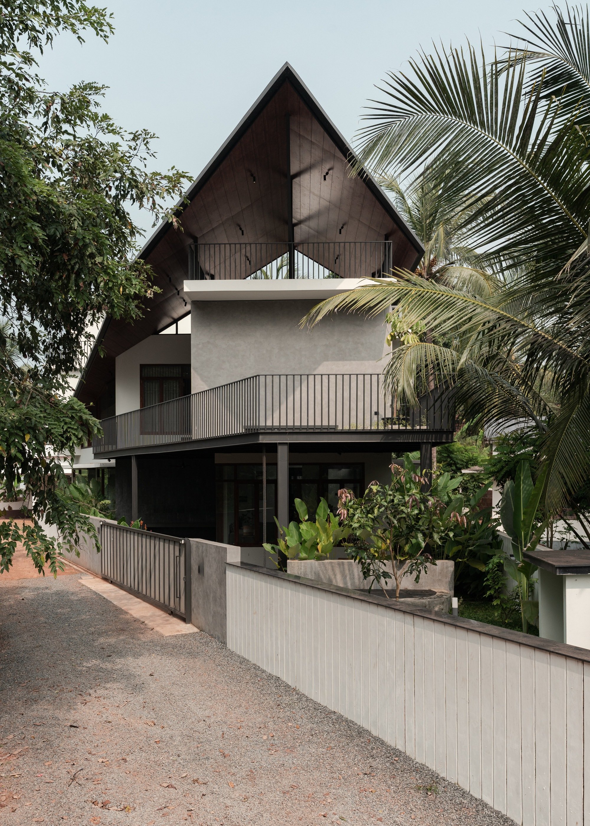 Infinity Edge Residence by TROPICAL TONES: Transforming an Irregular Coastal Plot into a Tropical Modern Home