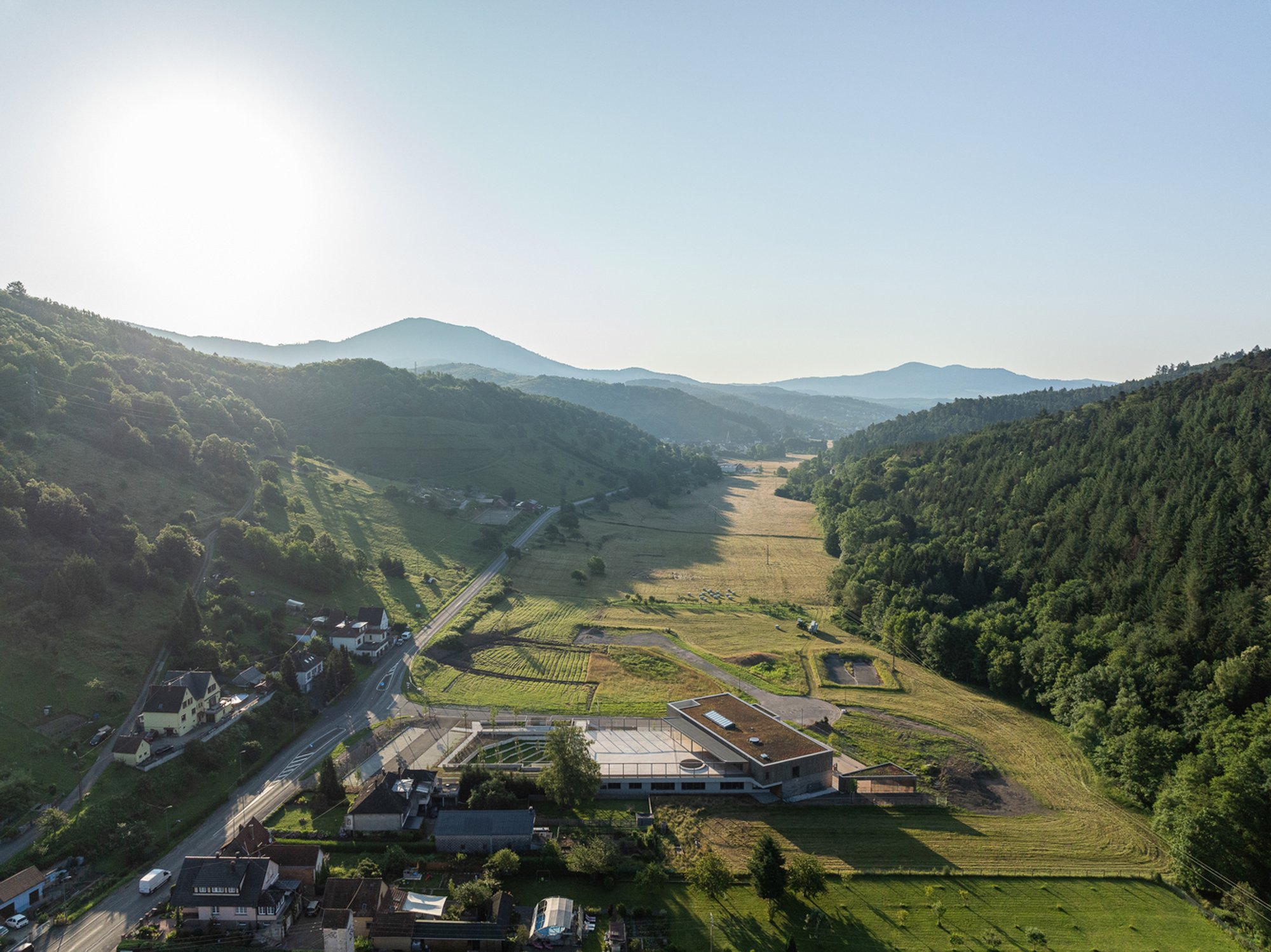 Honcourt School by f+f architectes: A Sustainable Educational Landmark in the Vosges Region