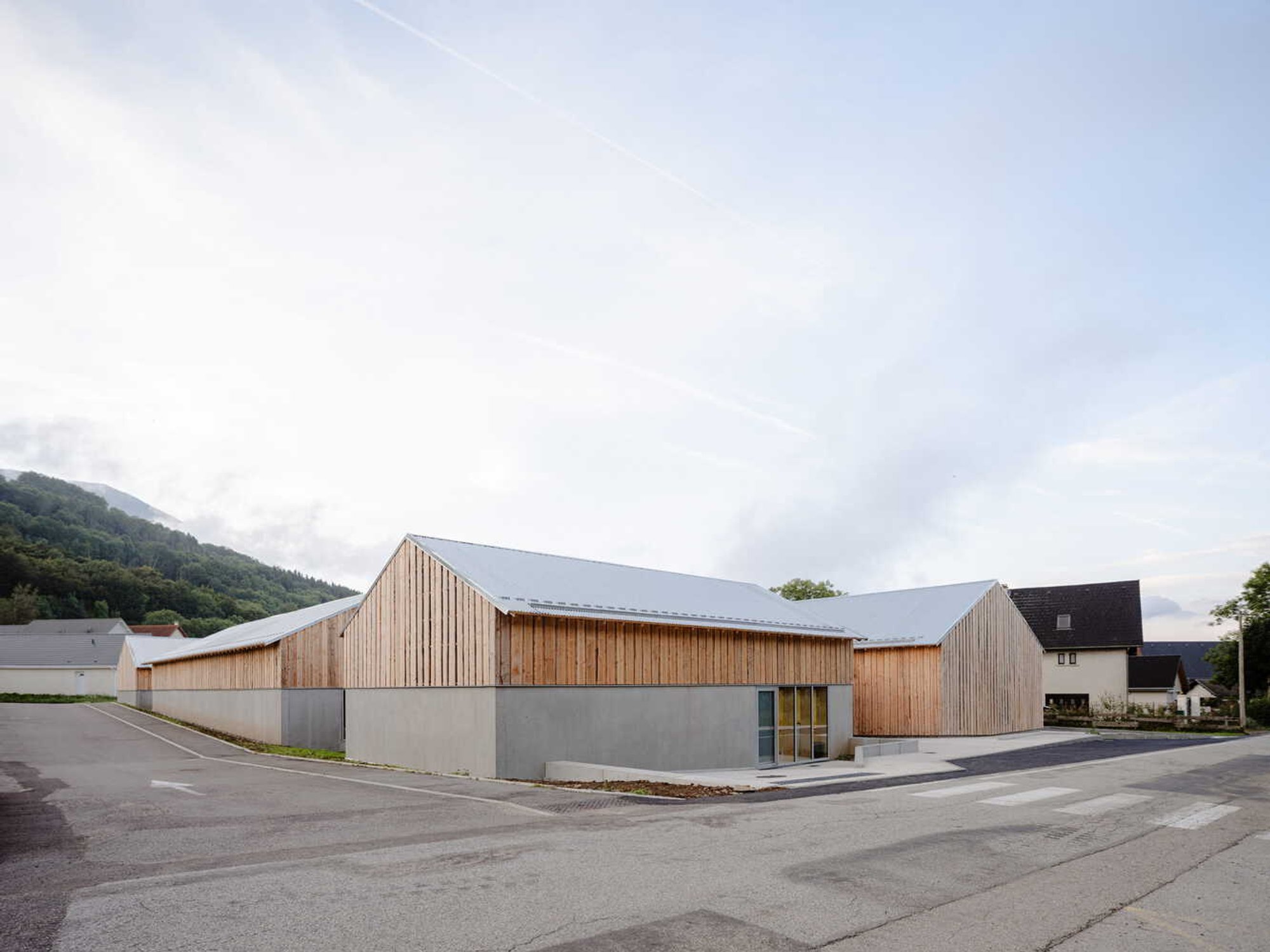 Saint-Théoffrey School and Restaurant by STUDIO90: A Mountain-Integrated Educational Architecture