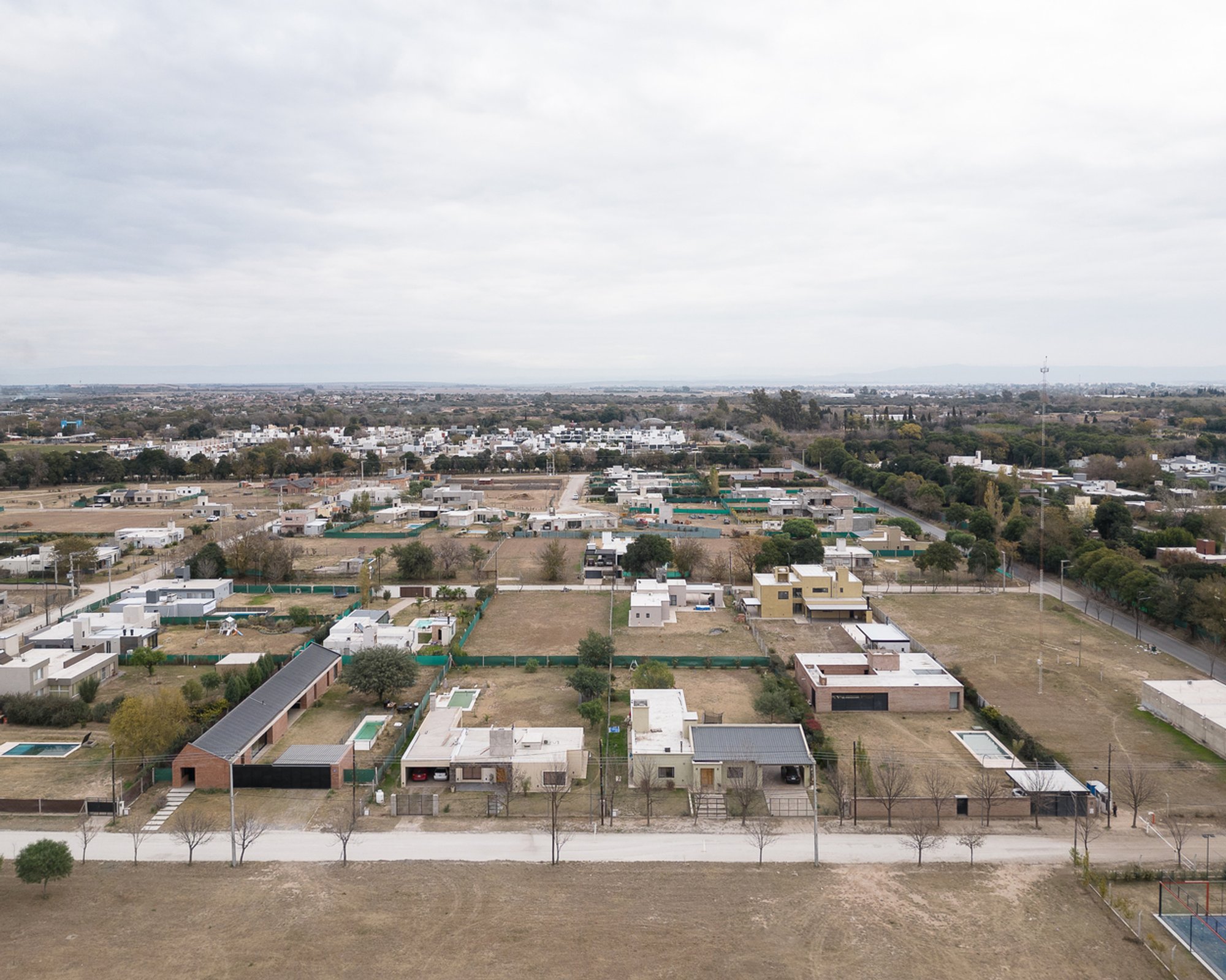 “Long House by Balsa Crosetto Piazzi: Contemporary Linear Living in Córdoba, Argentina”