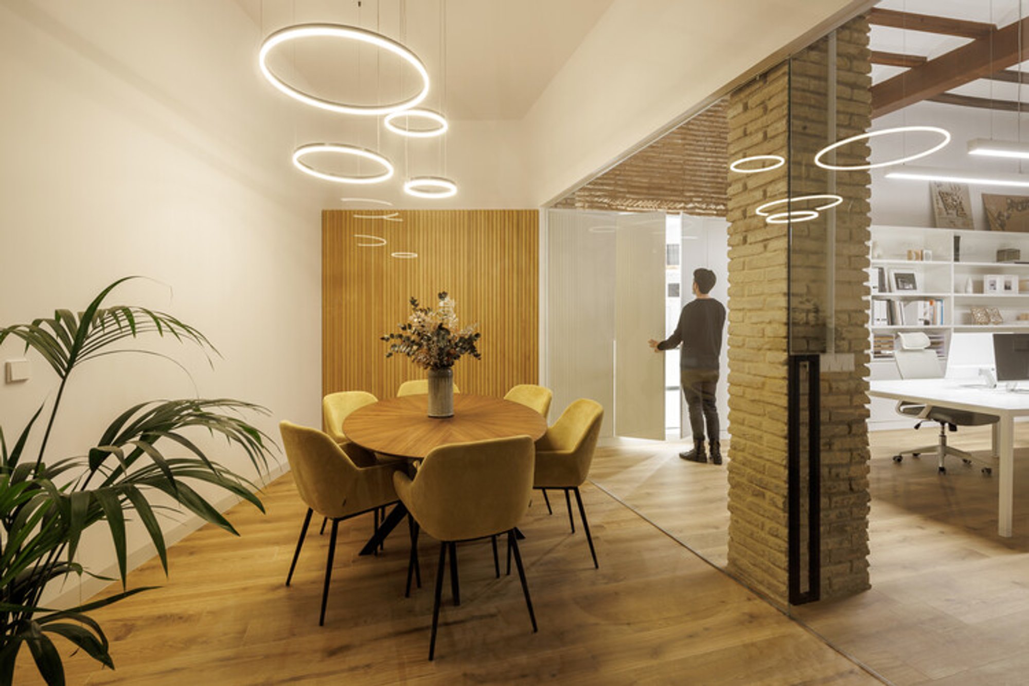 Light Around a Courtyard: ESPAI HB Office, Algemesí by HB Estudi d'Arquitectura