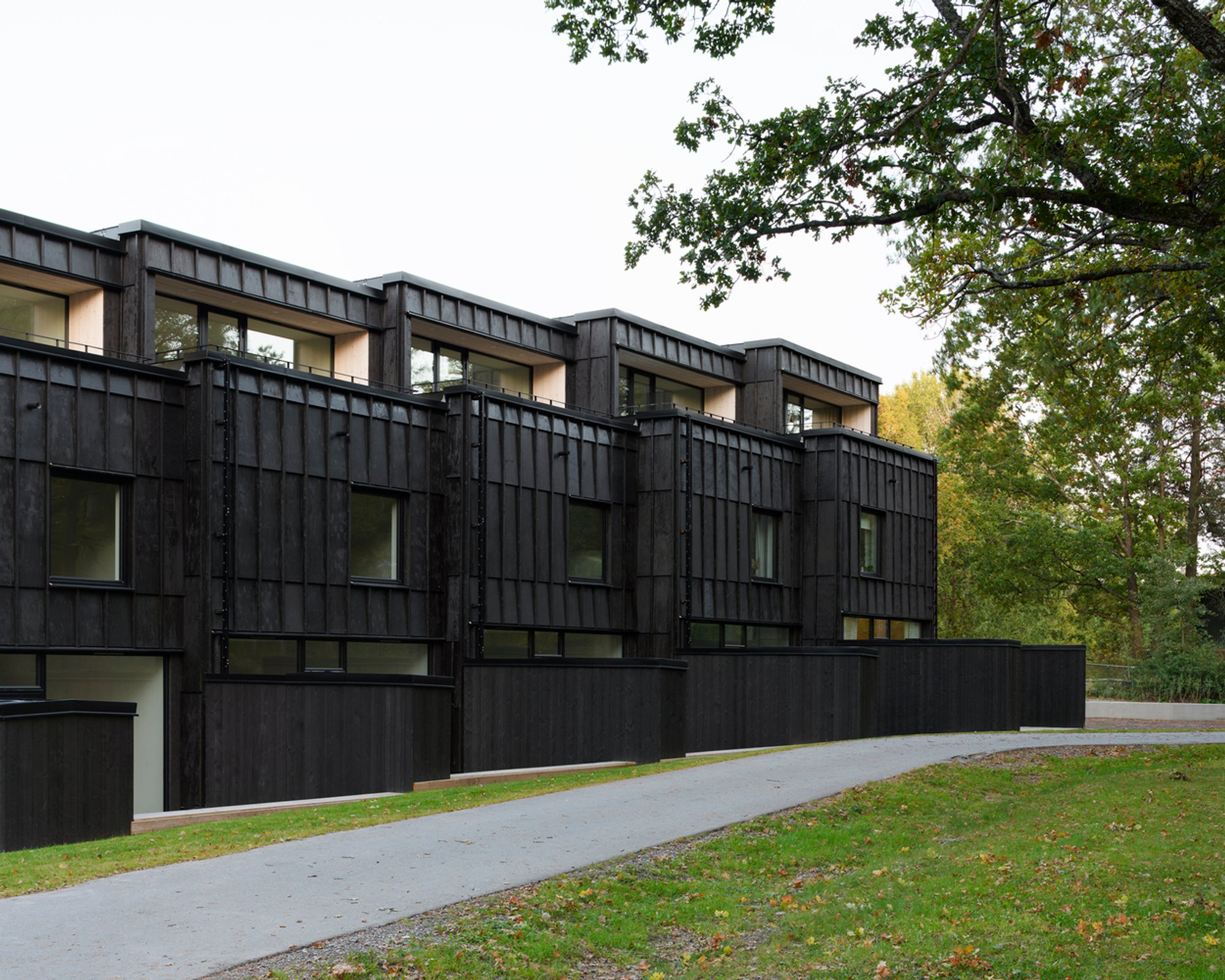 Sköndal Terrace Houses by Karlsson Lauri Arkitekter – A Nature-Integrated Residential Community in Farsta, Sweden