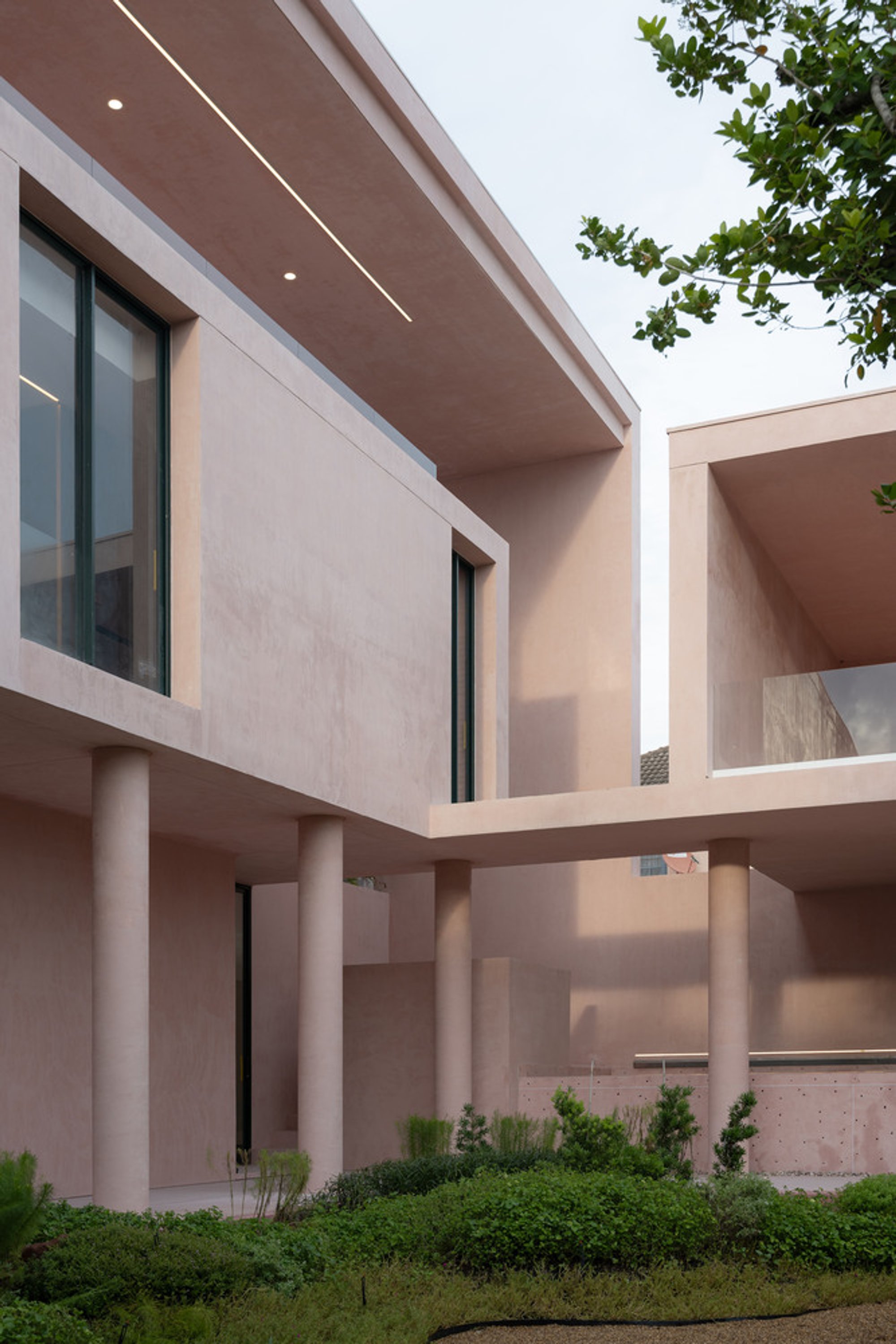 A Bit W Residence by TA-CHA Design: Modernist Elegance Meets Functional Living in Bangkok