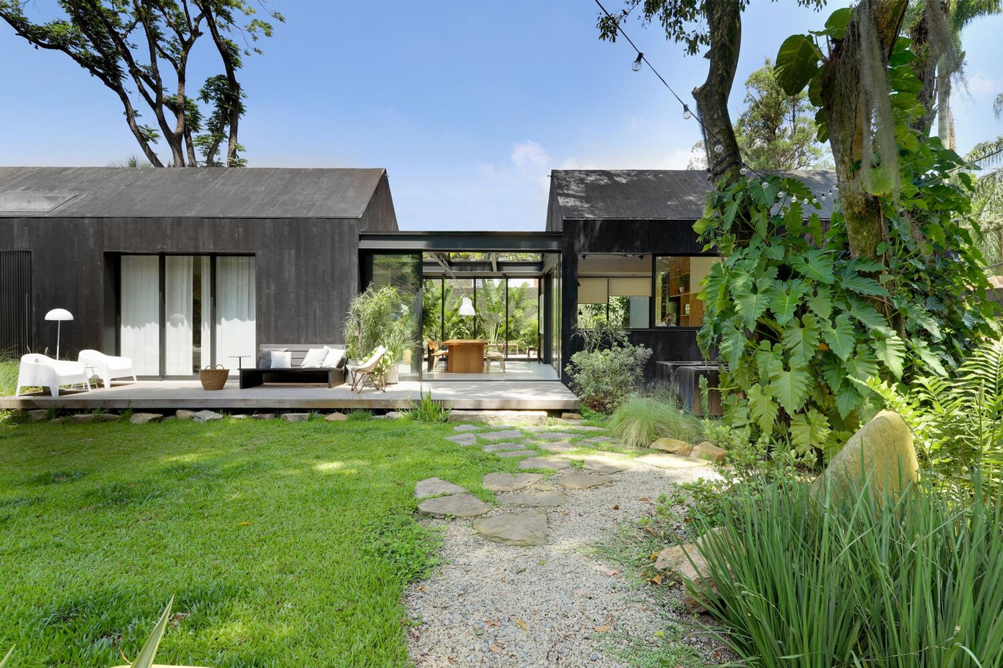 Itanhangá House by be.bo arquitetos – A Nature-Integrated Contemporary Home in Rio de Janeiro