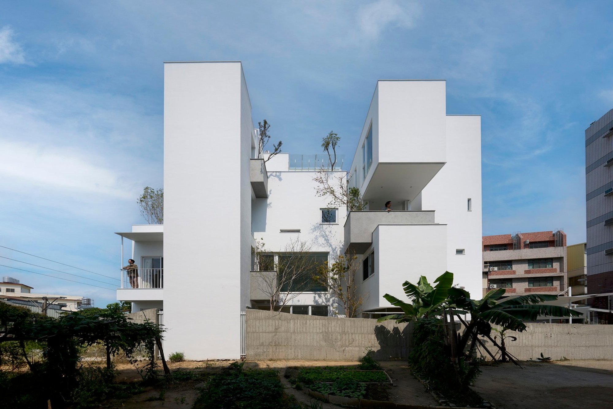 House Valley by Soar Design Studio + Ray Architects: Deconstructed Living in Harmony with Nature