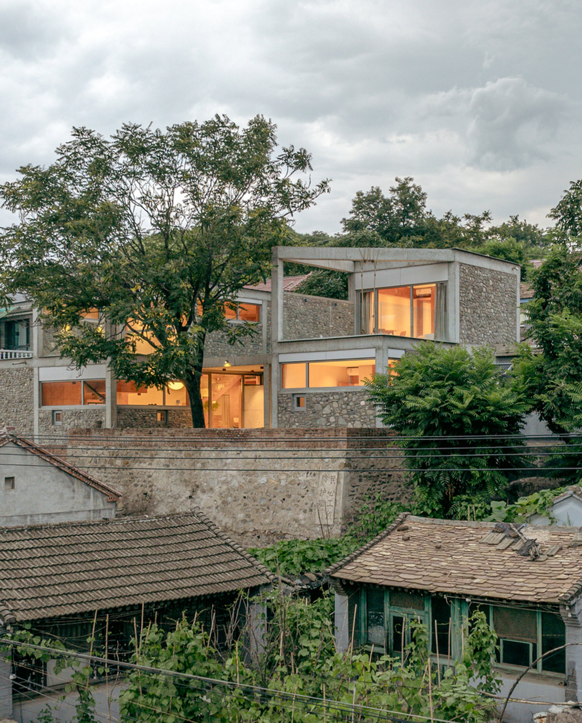 House of Bluff by Chaoffice: Transforming a Forgotten Wasteland into a Mountain Retreat