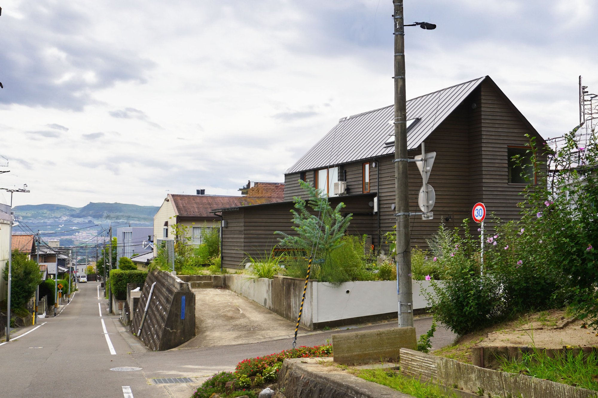 House With a Crossed Earth Floor by Fukei Co.