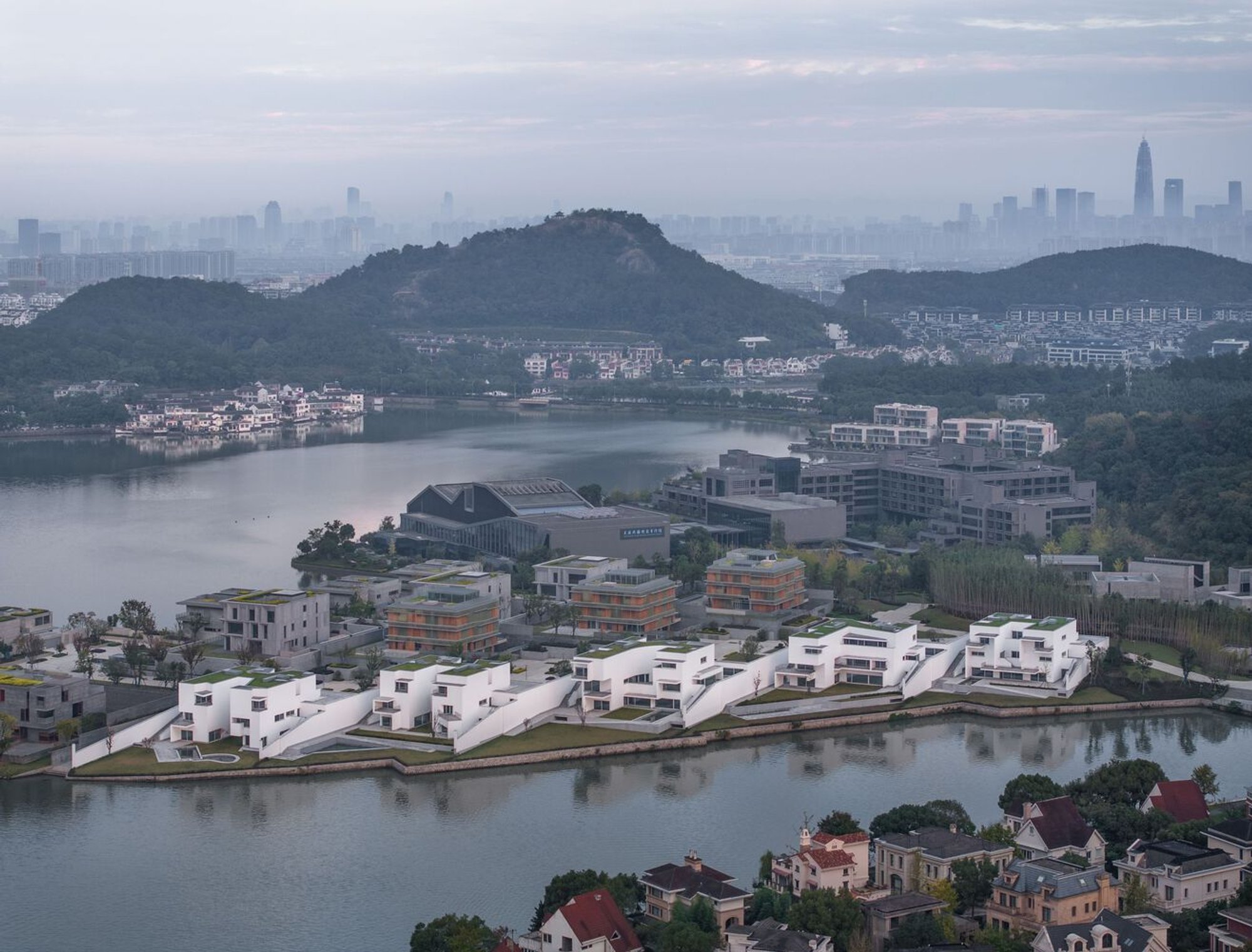 Dongqian Lake Club Houses — Álvaro Siza Vieira & Carlos Castanheira: Sculptural Lakefront Architecture Rooted in Light, Form, and Reflection