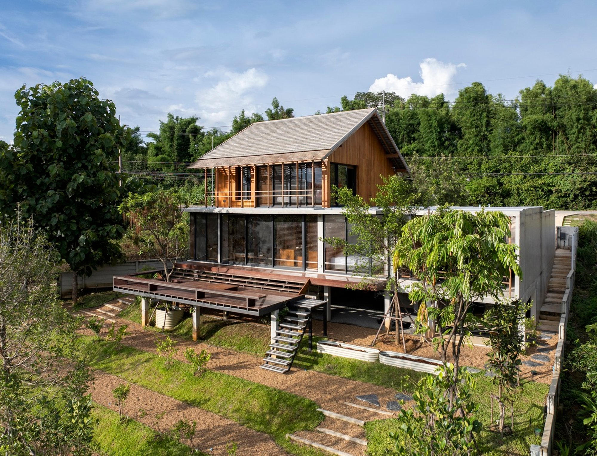 TNOP House: A Harmonious Blend of Modern Design and Northern Thai Vernacular