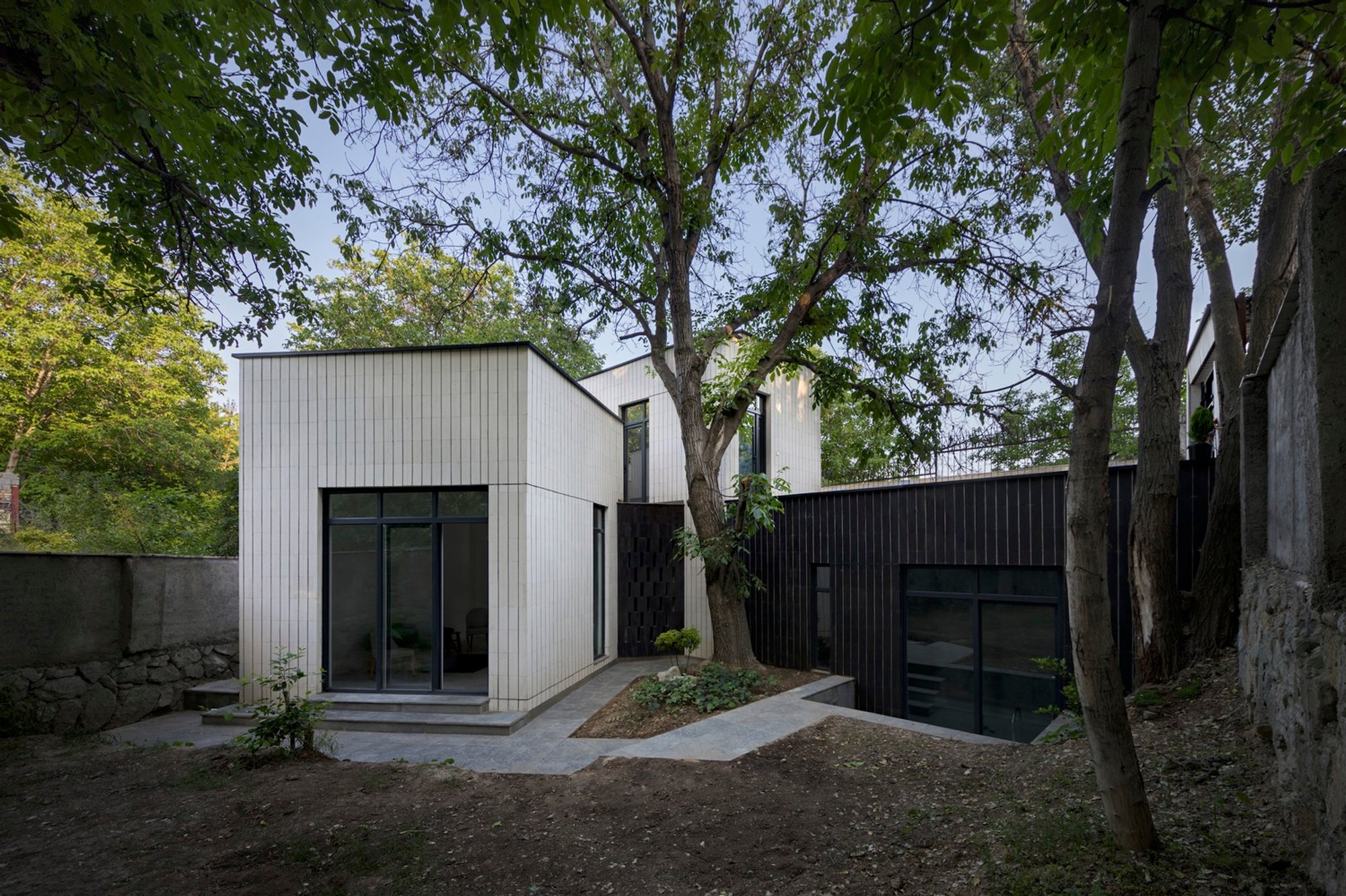 Next to the Tree House: A Courtyard-Centric Villa Rooted in Nature by Rosha Office