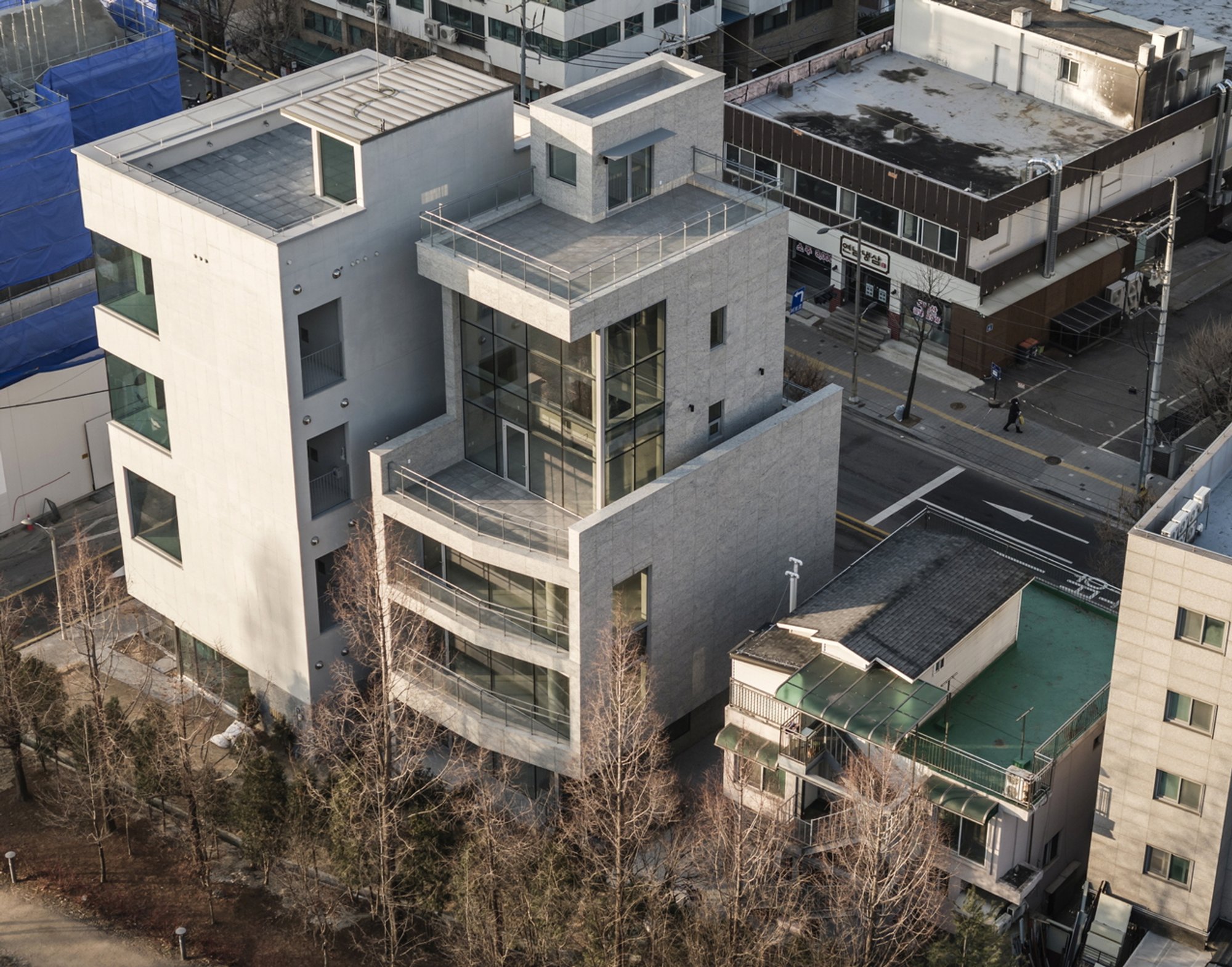 AON Building by LKSA: Harmonizing Urban Context and Natural Landscape