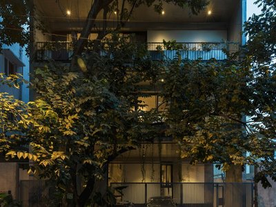 ANIKETANA House by KASA Design Collective: A Vertical Oasis of Light, Privacy, and Contemporary Living
