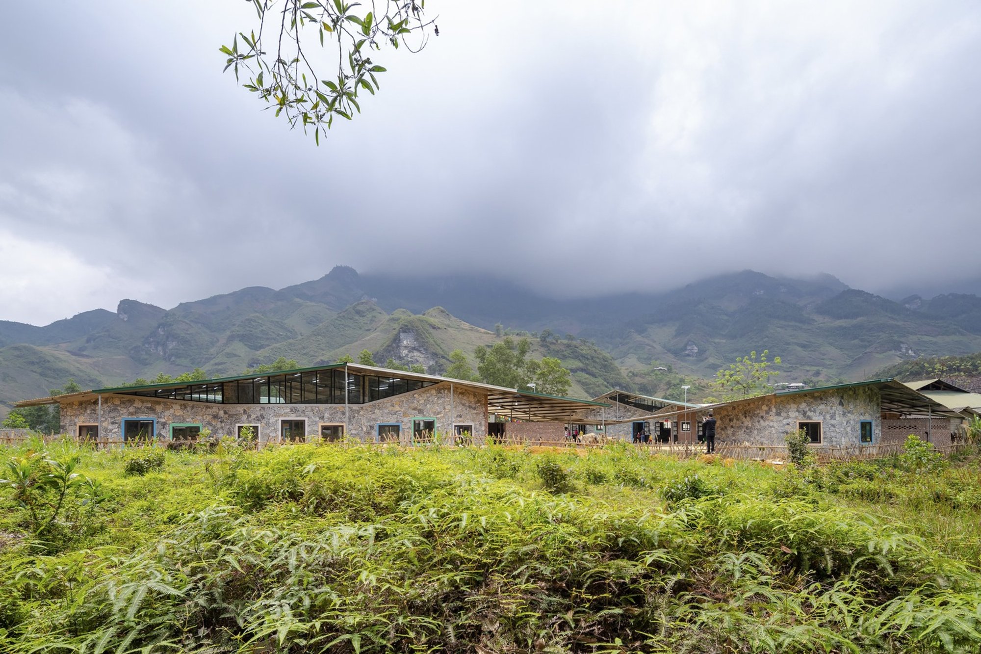 1+1>2 Architects Build a School from 900 Blocks of Hmong Stone on Vietnam's Rocky Plateau