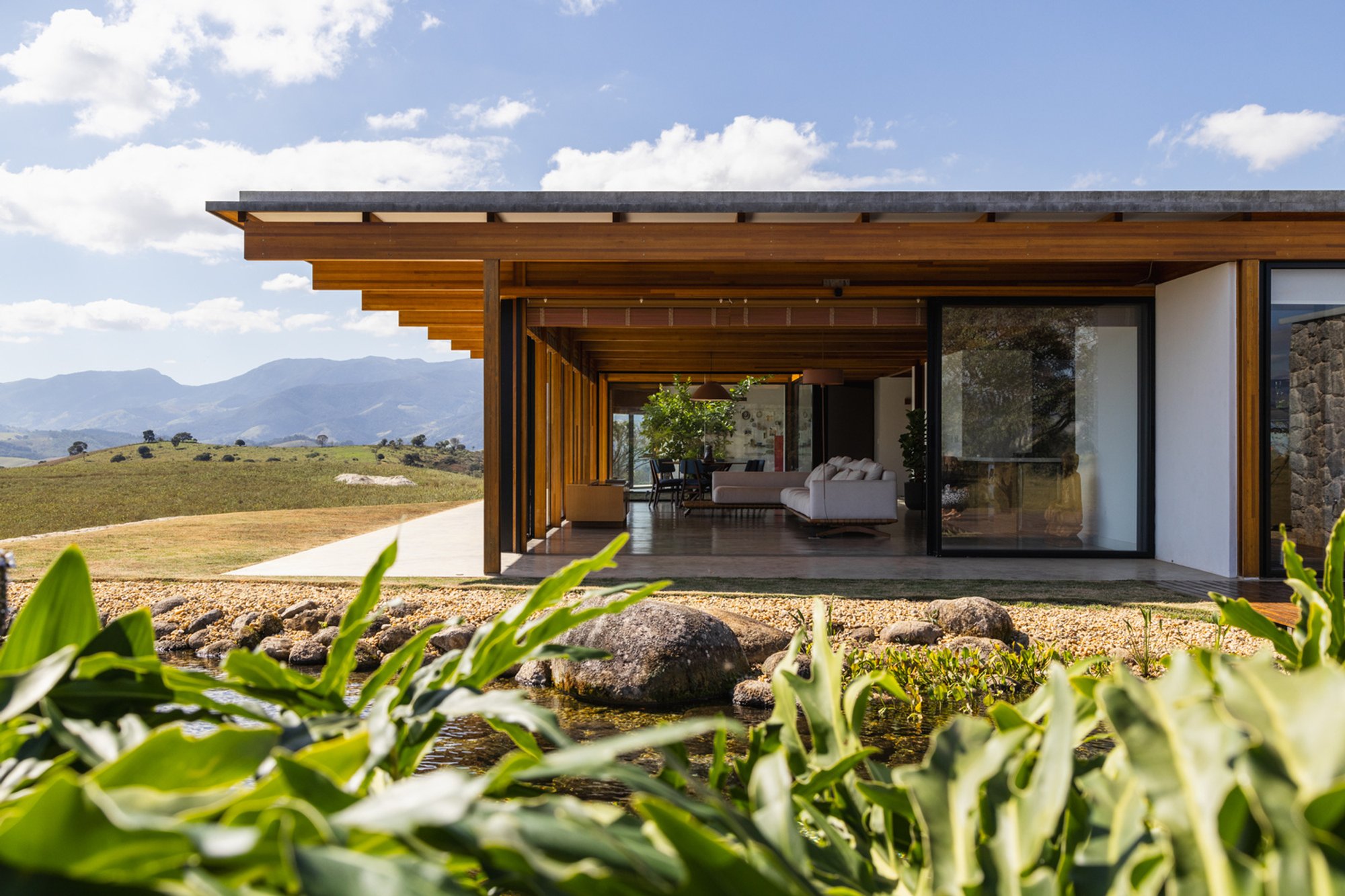 Minas House by Sabella Arquitetura: Modern Design Embracing Minas Gerais Landscape
