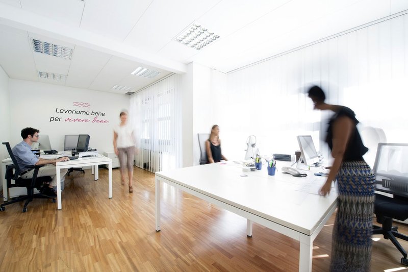 Open-plan workspace designed to encourage collaboration, flexibility, and constant exchange of ideas.