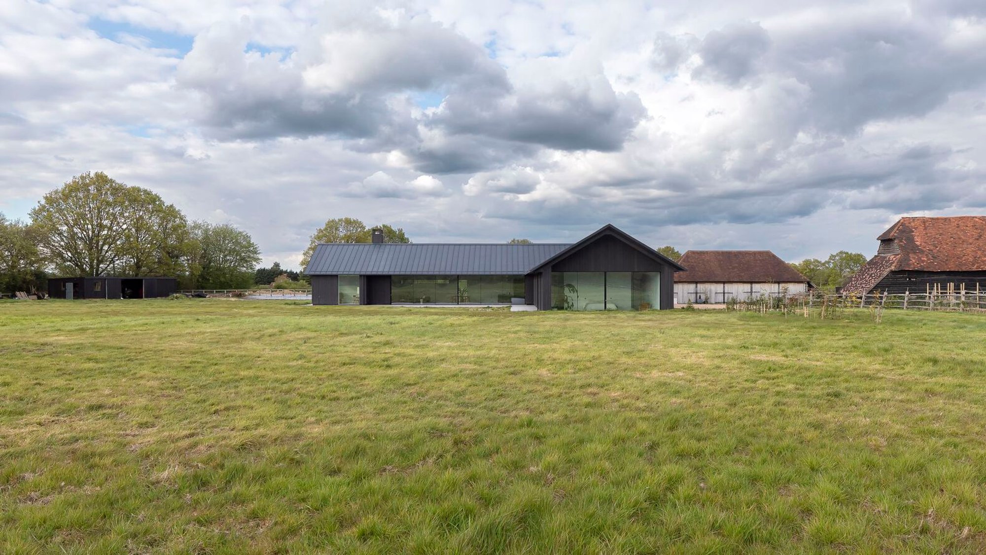 “Weald House: Contemporary Black Barn Home by MailenDesign & Peter Bradford Architects in Kent”