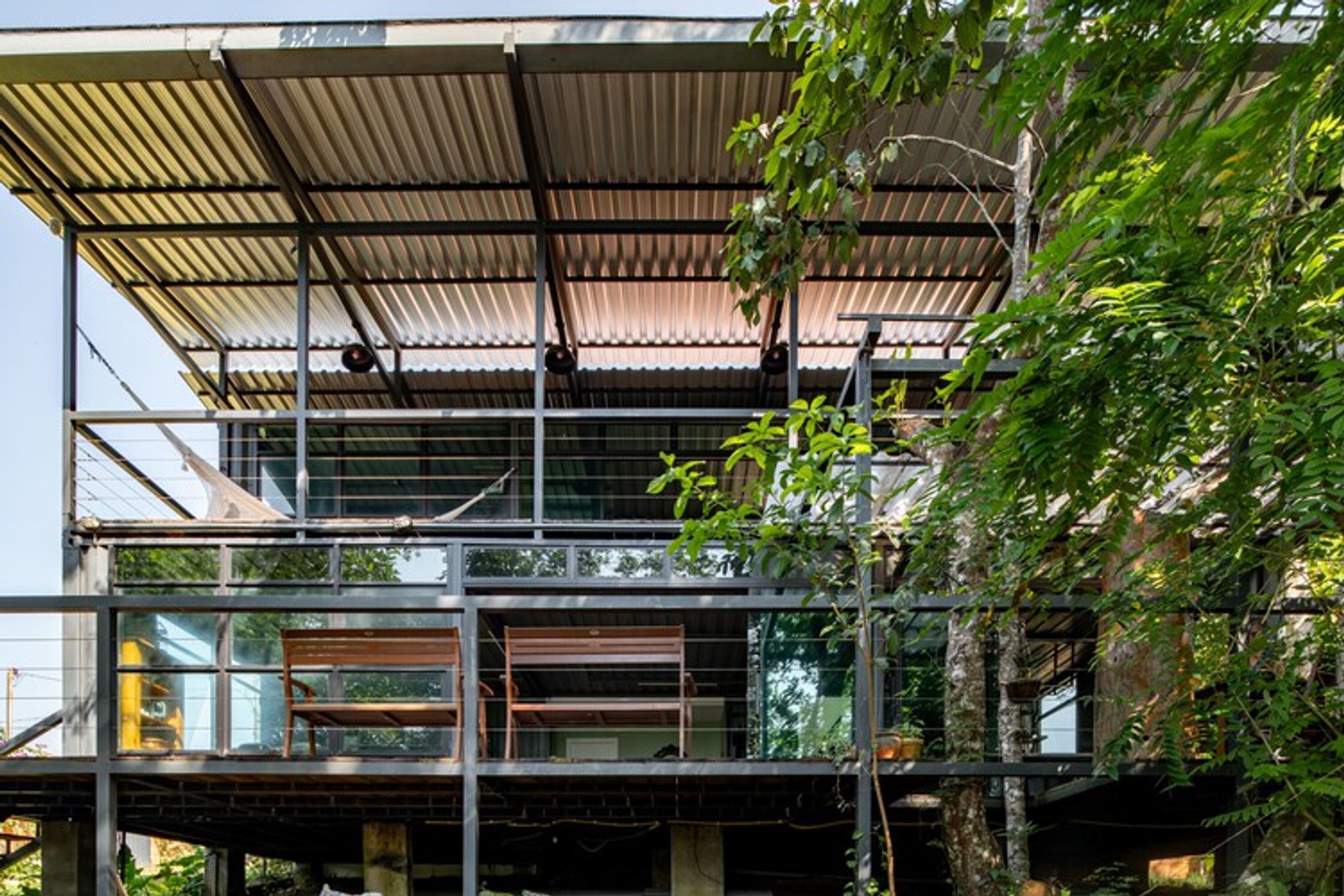 Paricatuba House by iapó estúdio: A Container Home Integrated with the Amazon Landscape