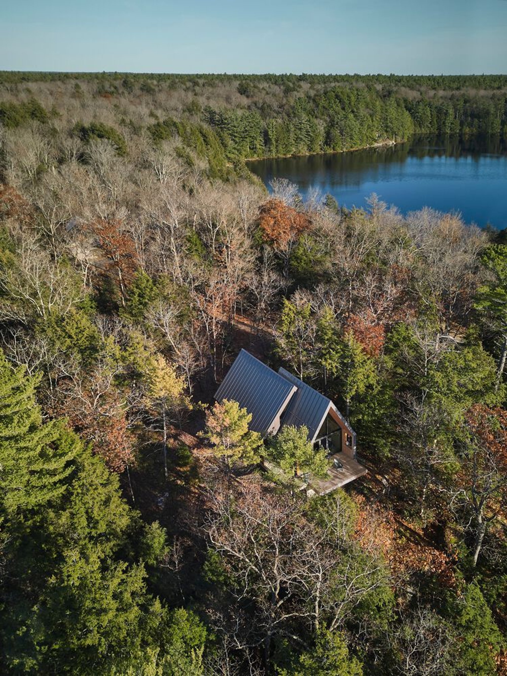 Bunkie on the Hill Residence by Dubbeldam Architecture + Design – A Contemporary Cabin Rooted in the Muskoka Landscape