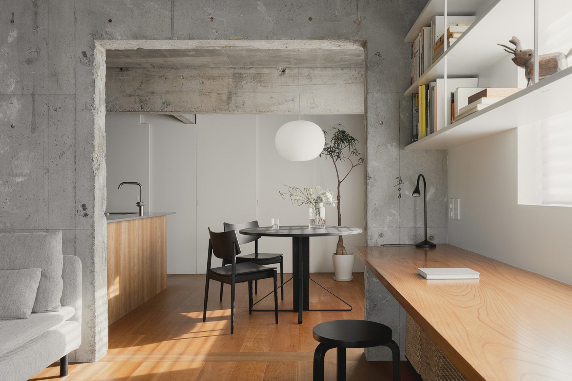 House in Hakusan by KENTA HIRAYAMA ARCHITECT & ASSOCIATES: Compact Living with Light, Nature, and Material Contrast in Tokyo