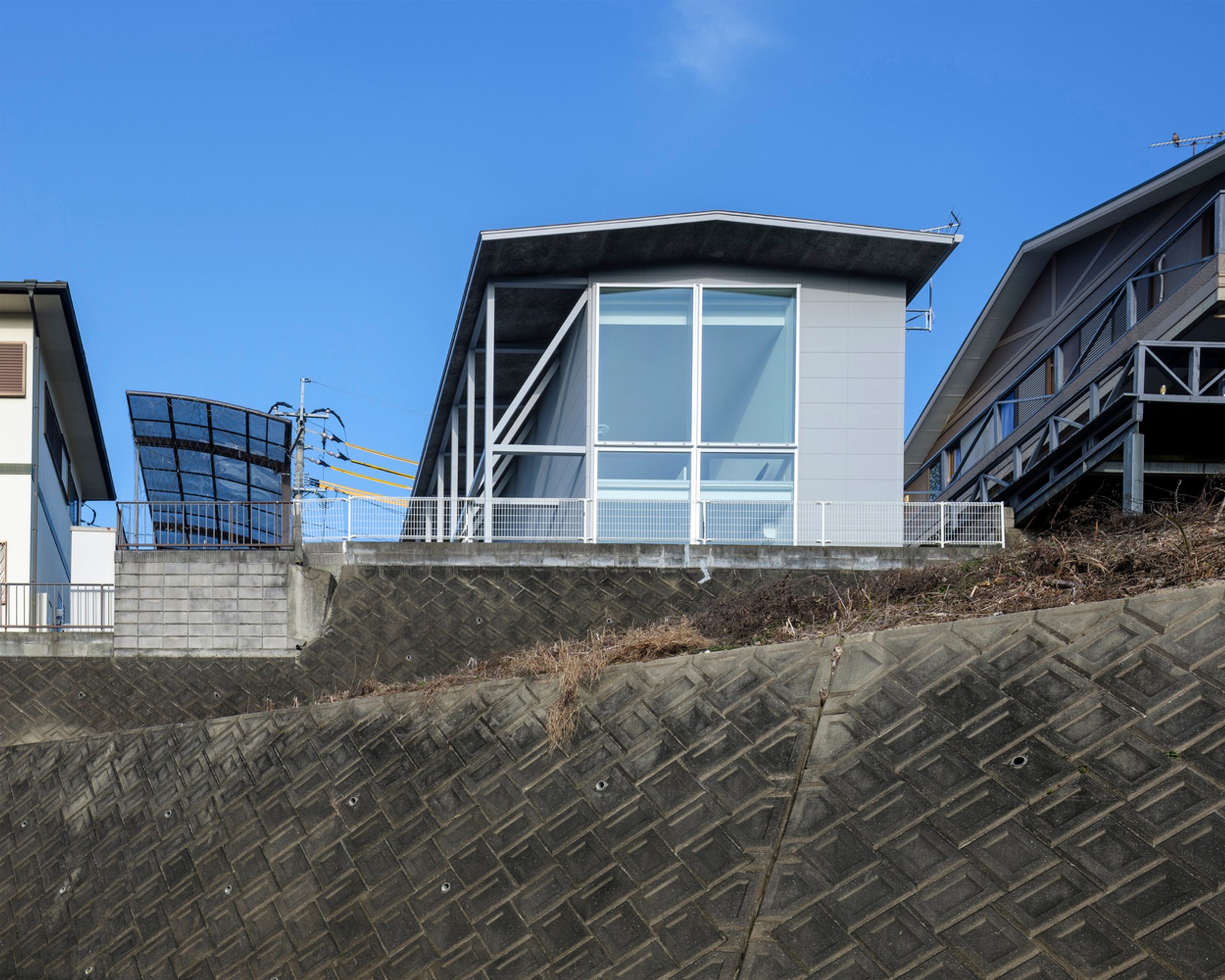 Frame and Window House by Shinji Nakano Architects – A Cliffside Residence Framing Light, Landscape, and Community