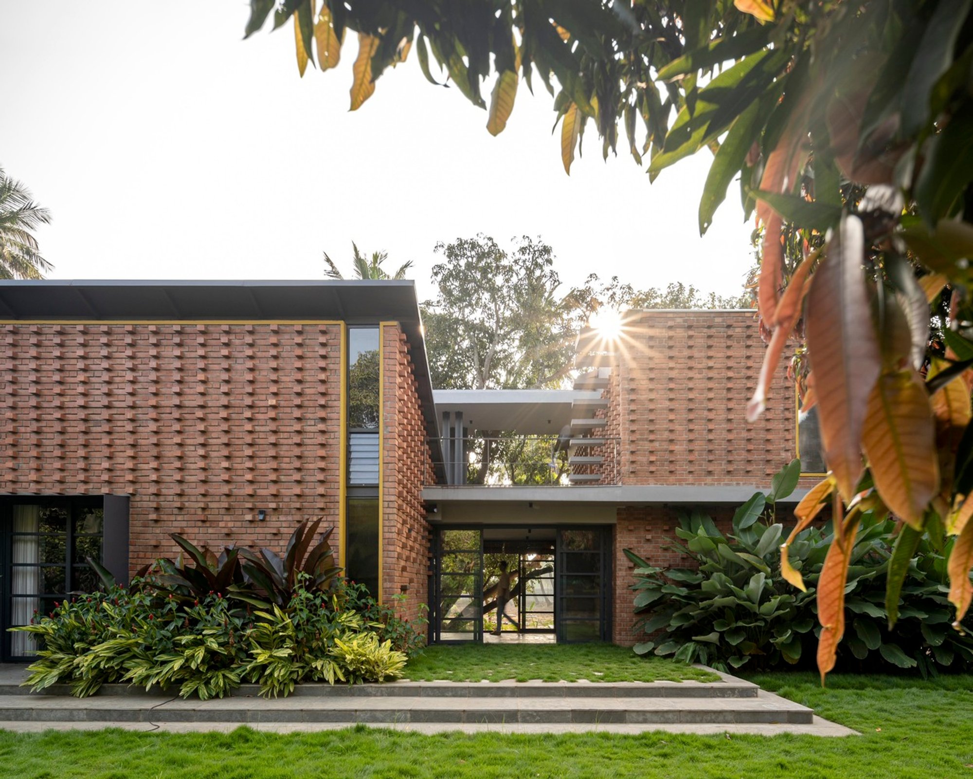 Between the Mango Trees Residence by Enviarch Studio – A Harmonious Blend of Nature and Architecture