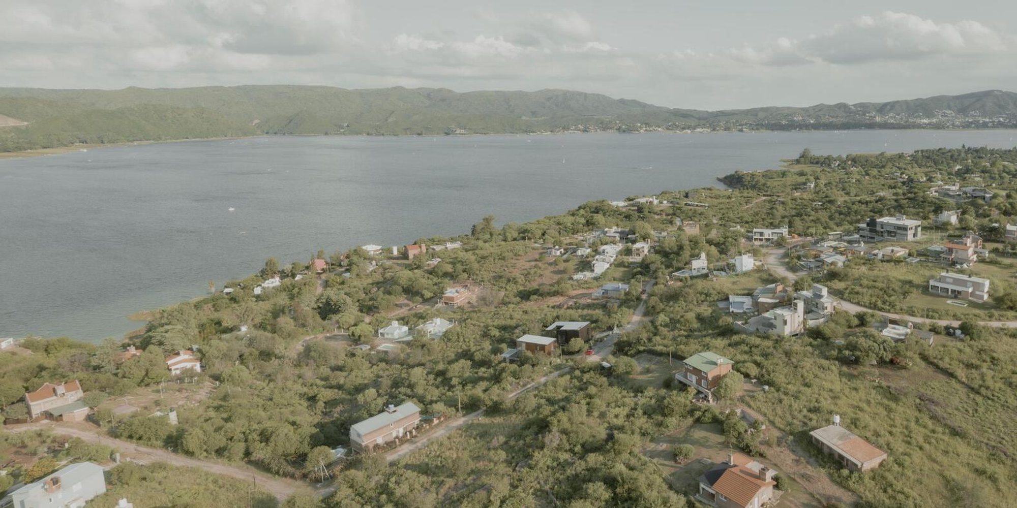 Solar House by Pablo Senmartin: Sustainable Architecture in Villa Parque Síquiman